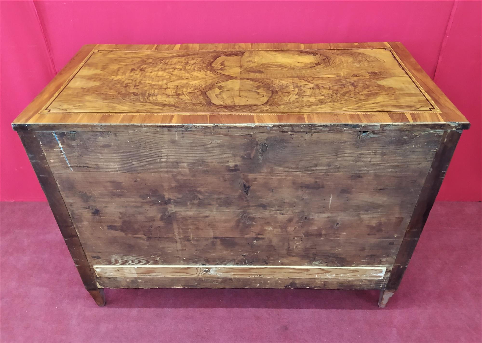 Chest of drawers with three drawers in briar walnut and inlays