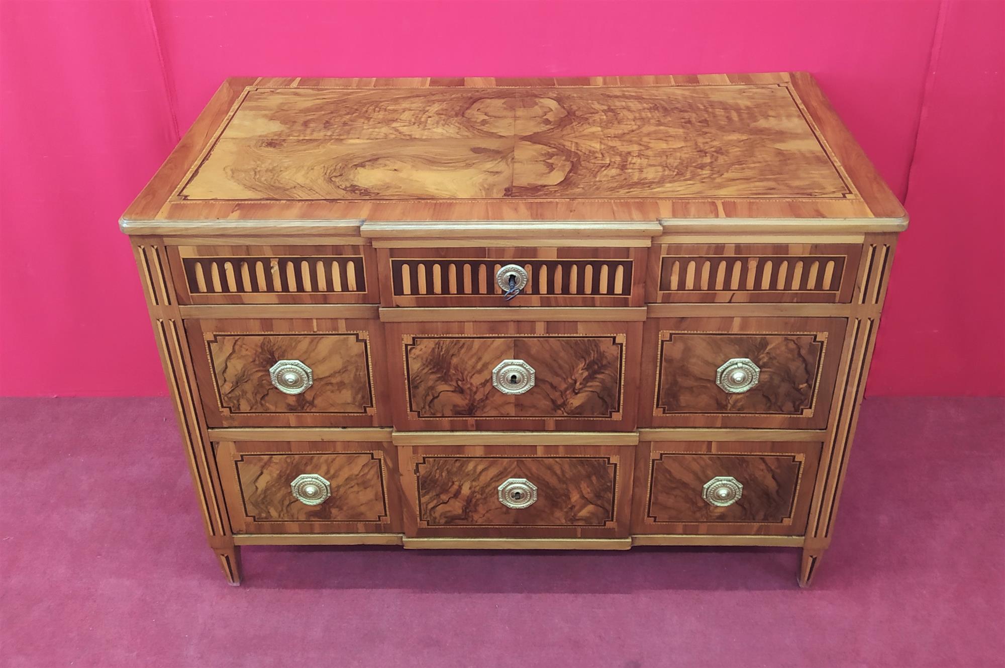 Chest of drawers with three drawers in briar walnut and inlays