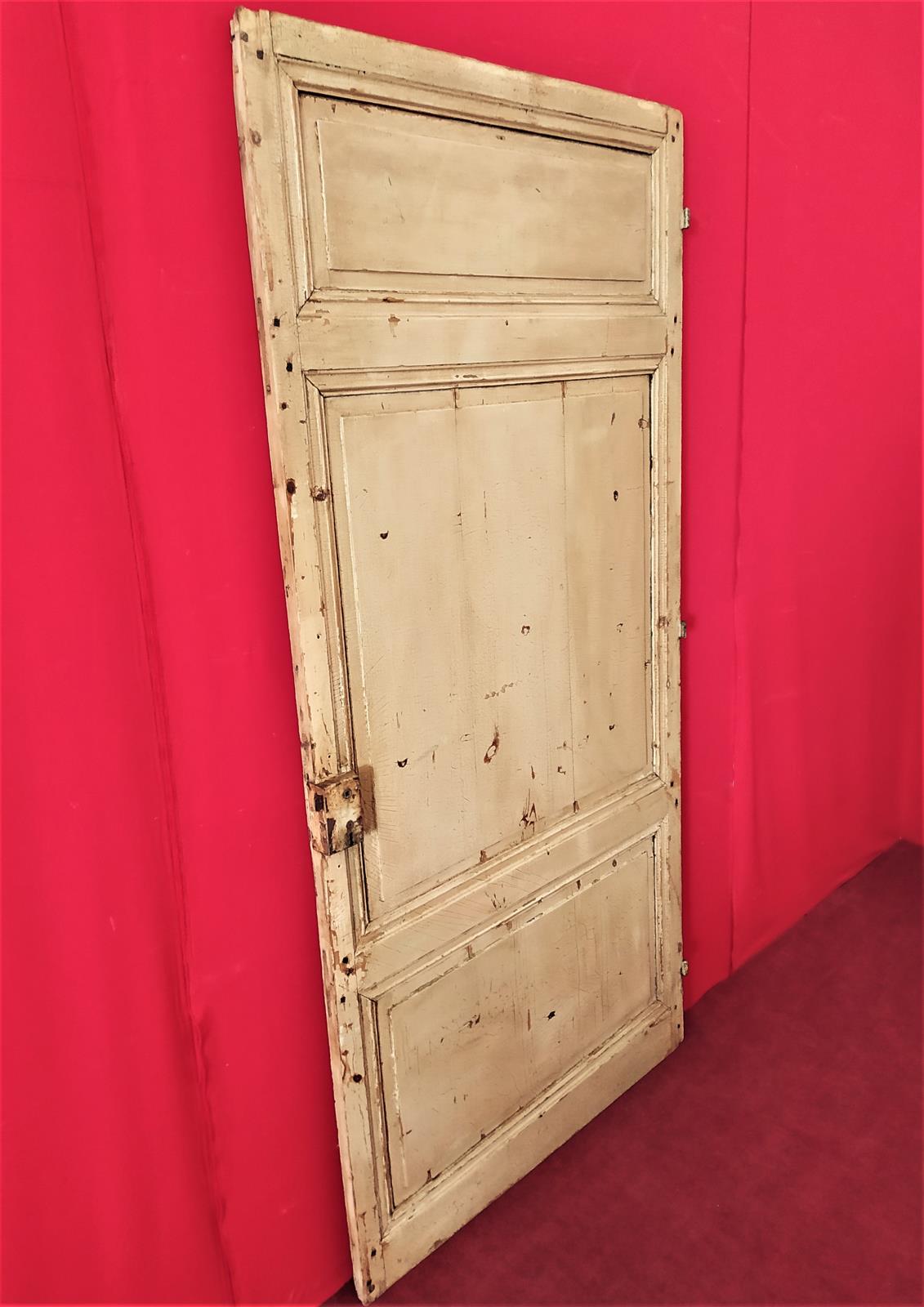 Single door in lacquered fir