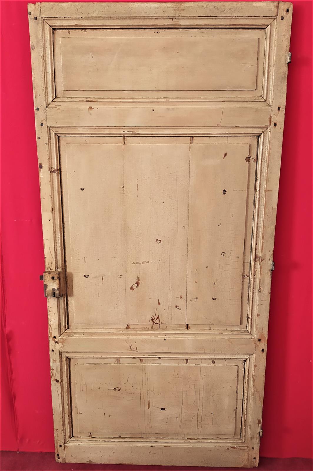 Single door in lacquered fir