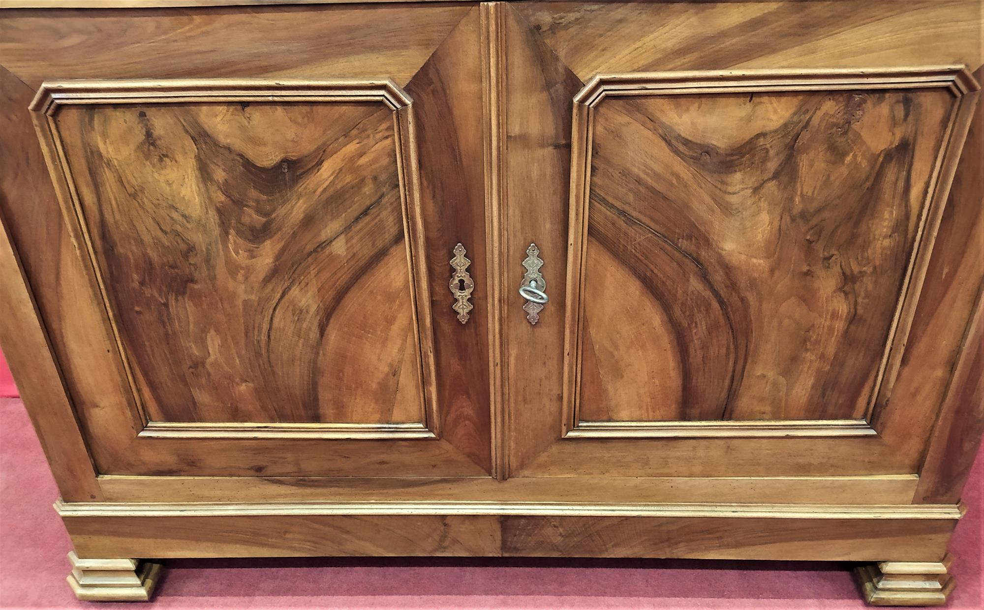 Credenza due porte con vetrina superiore