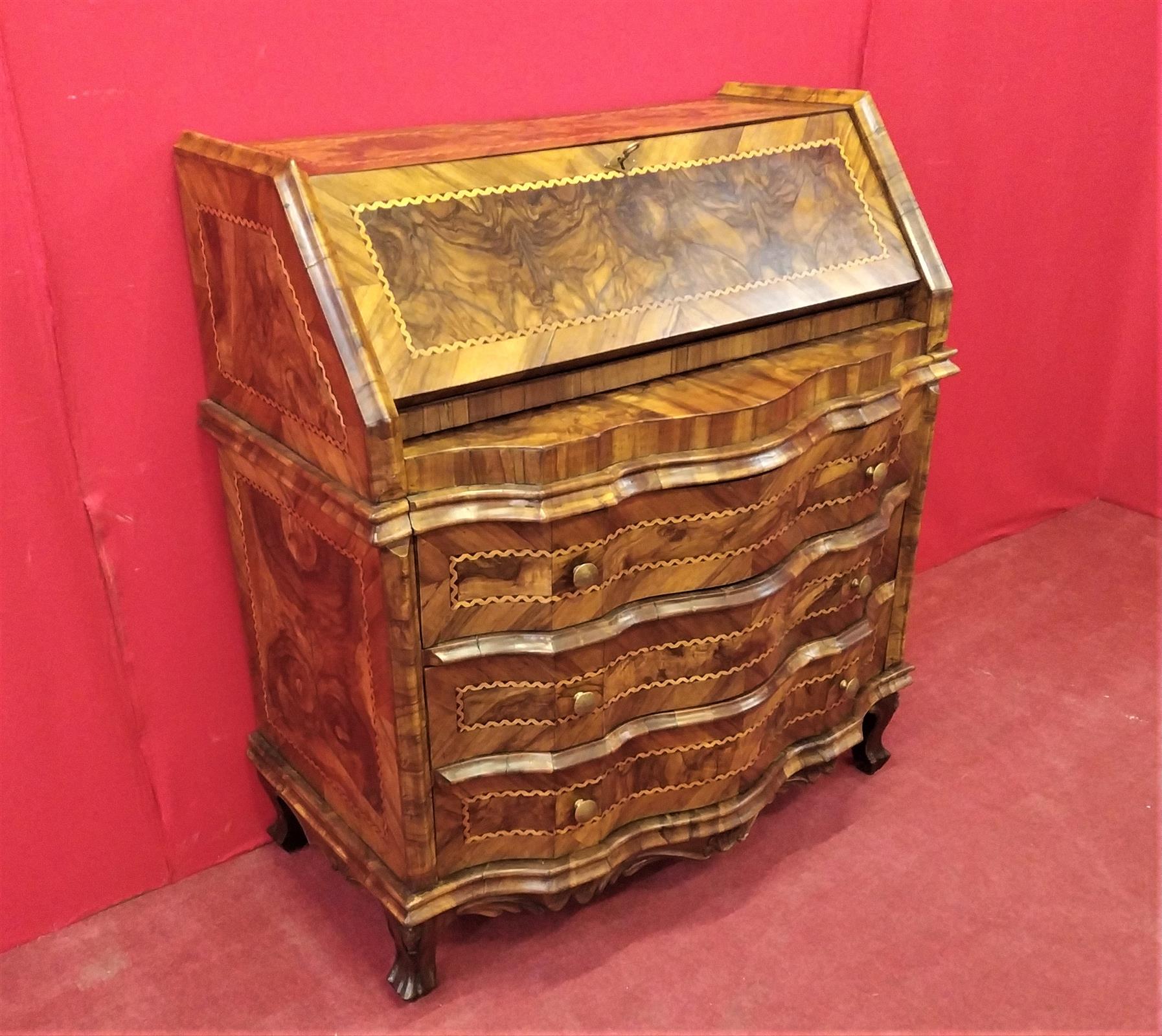 Chest of drawers in walnut briar with secret drawers