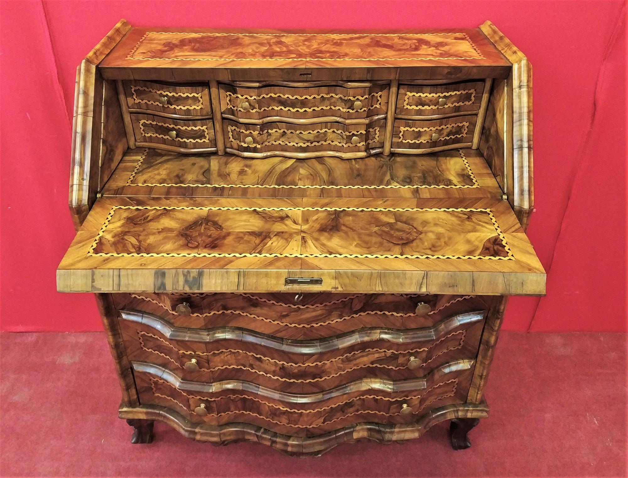 Chest of drawers in walnut briar with secret drawers