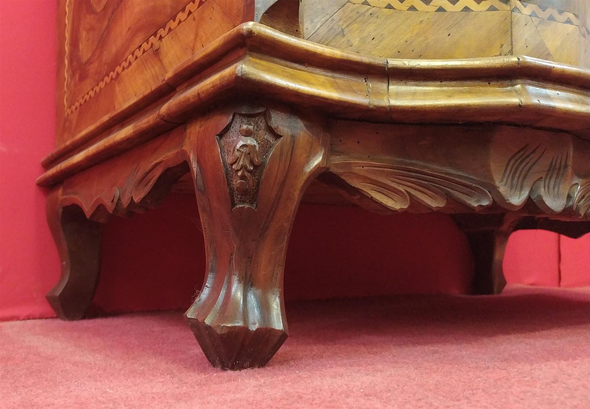 Chest of drawers in walnut briar with secret drawers