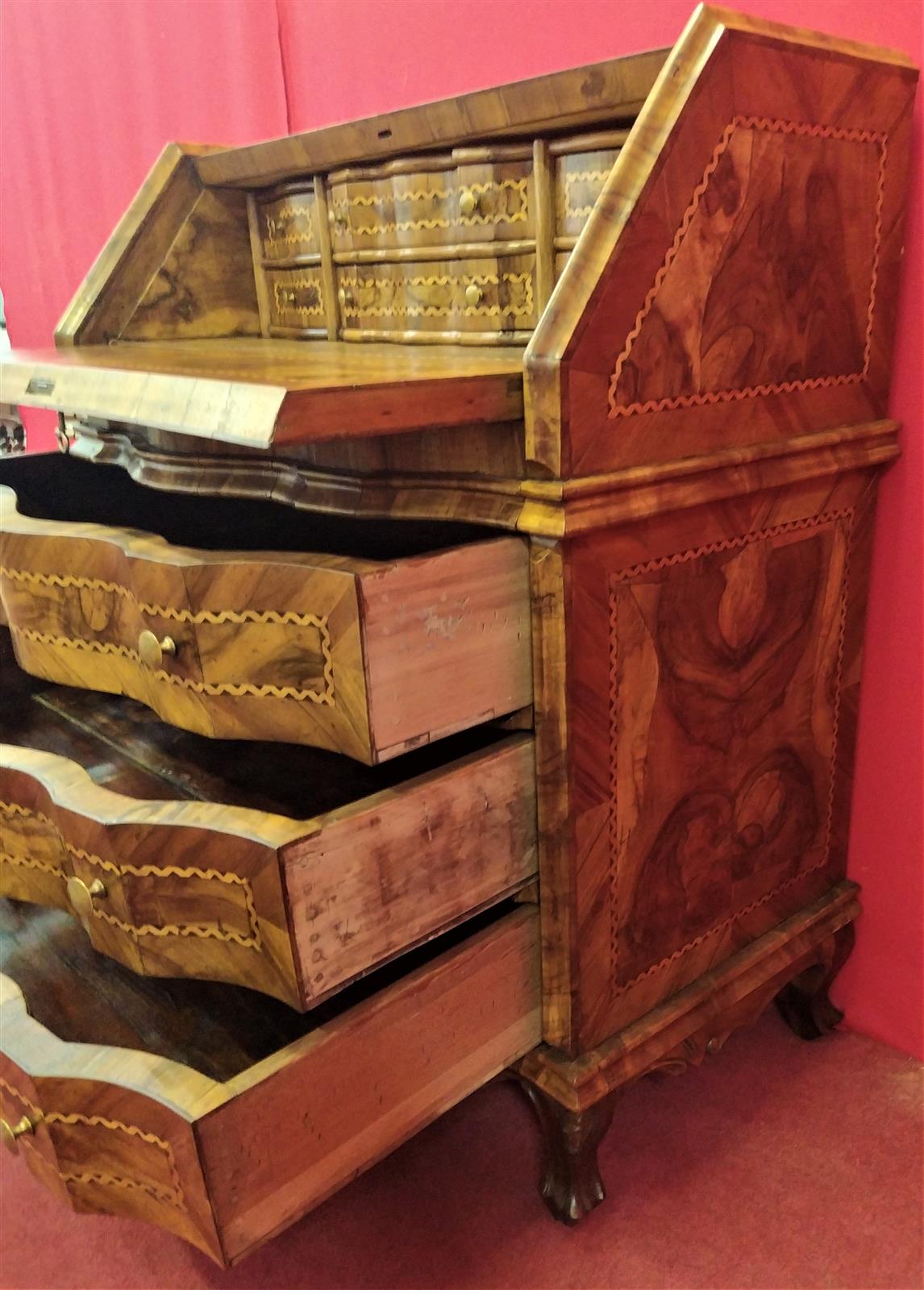 Chest of drawers in walnut briar with secret drawers