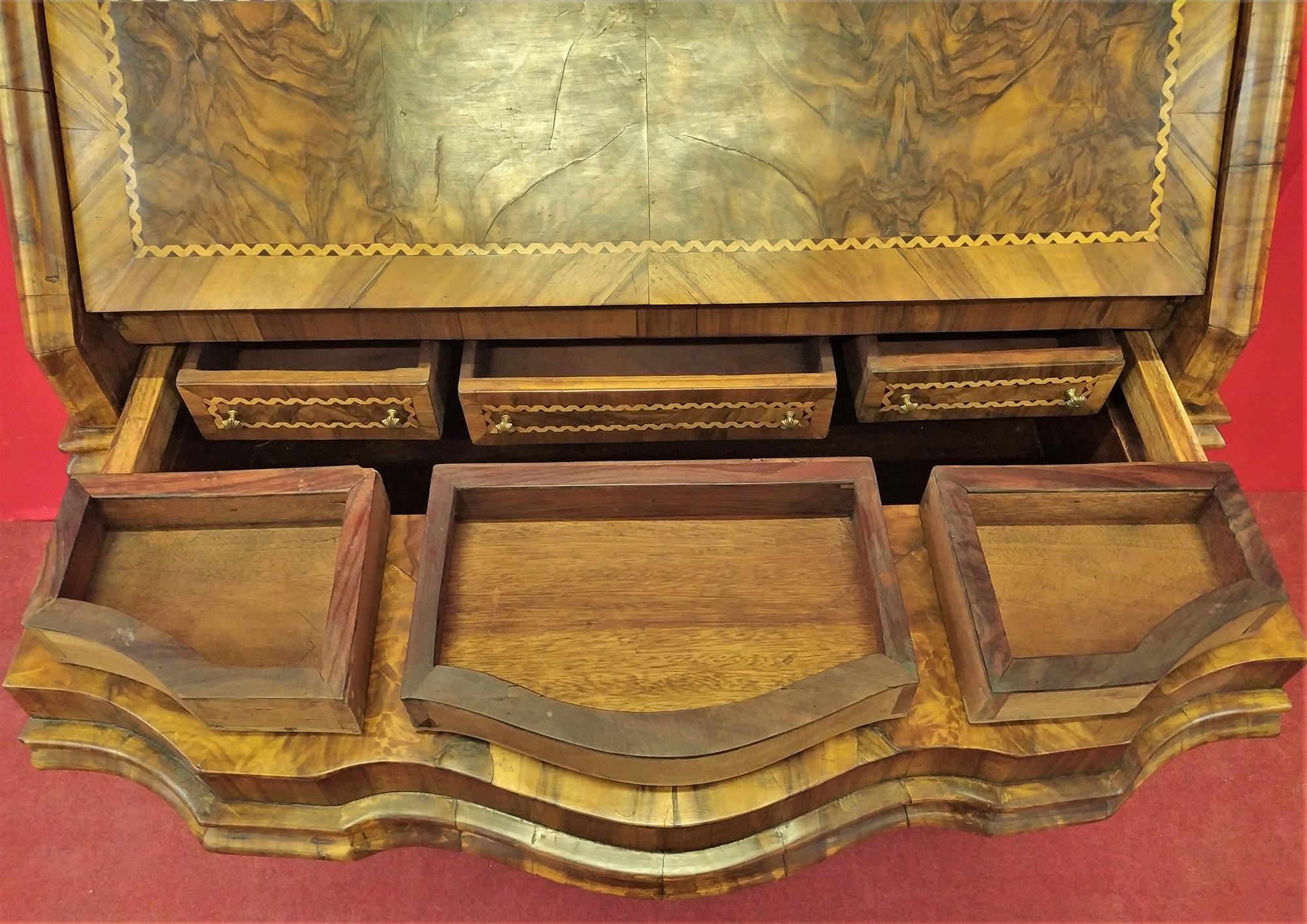 Chest of drawers in walnut briar with secret drawers