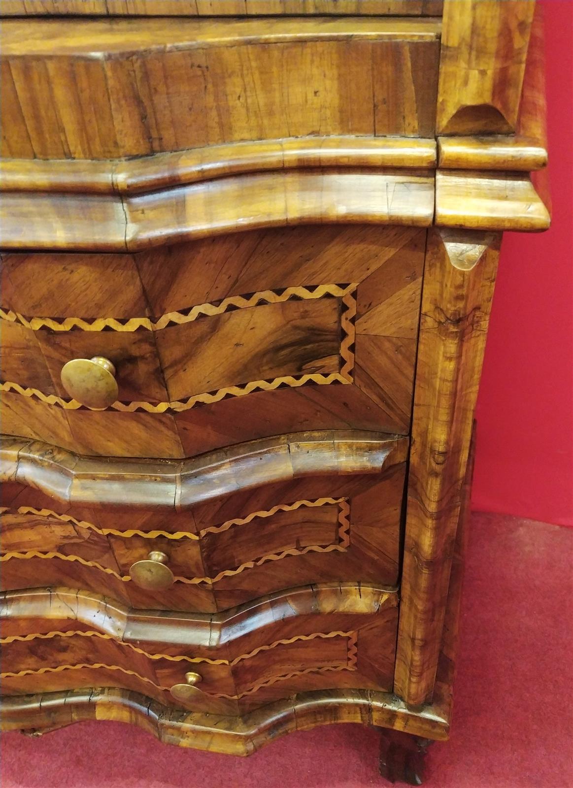 Chest of drawers in walnut briar with secret drawers