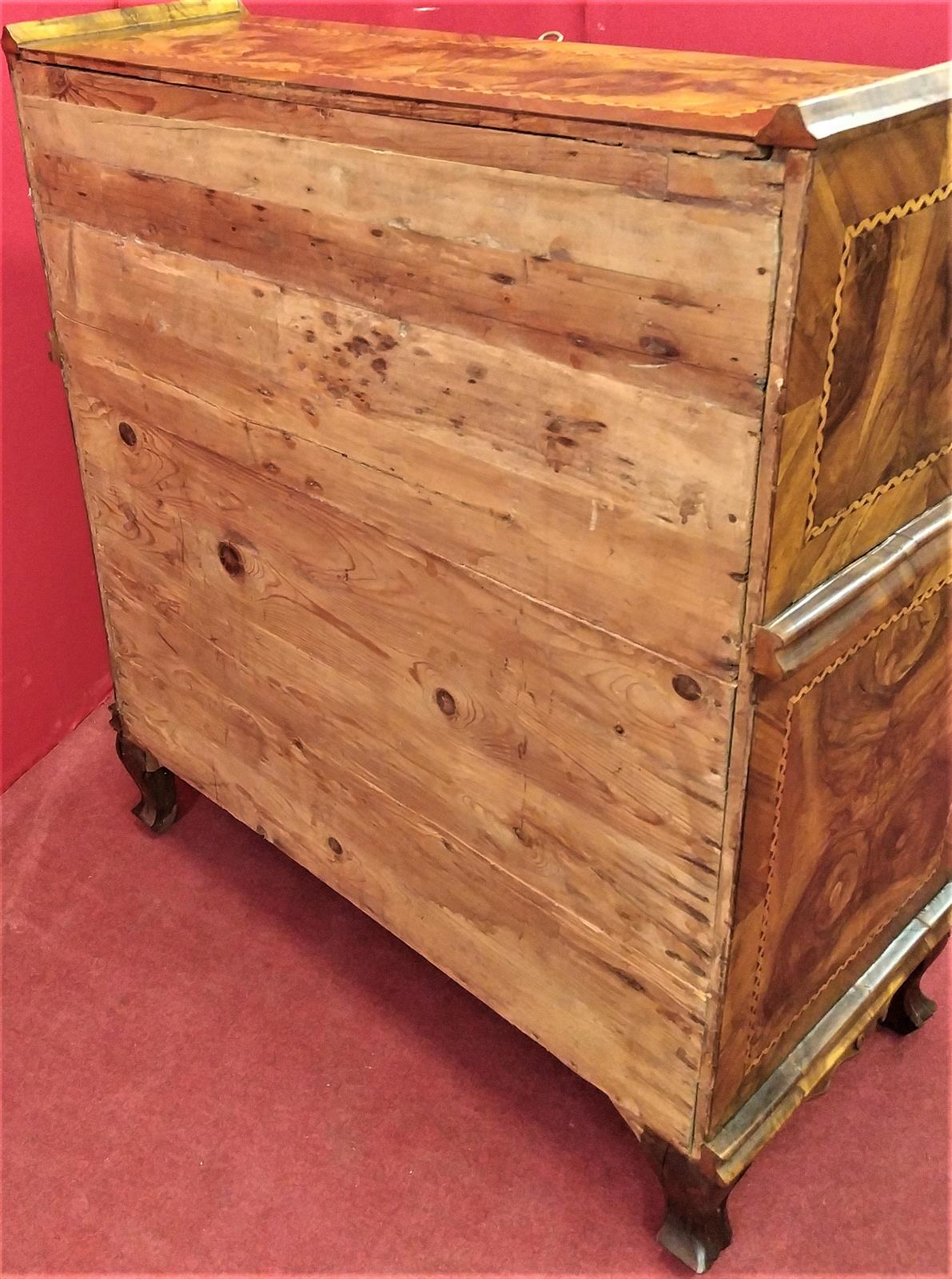 Chest of drawers in walnut briar with secret drawers