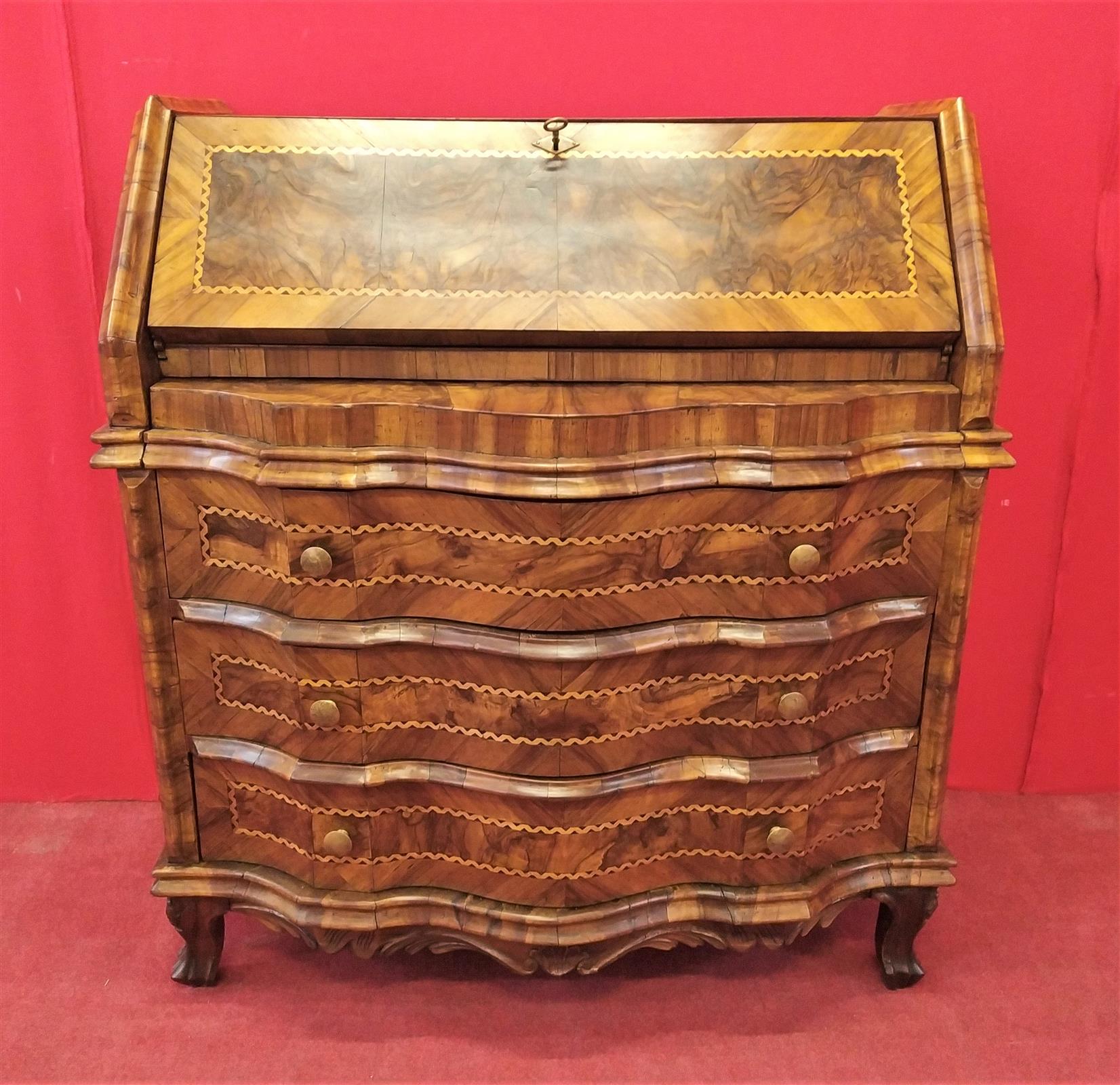 Chest of drawers in walnut briar with secret drawers