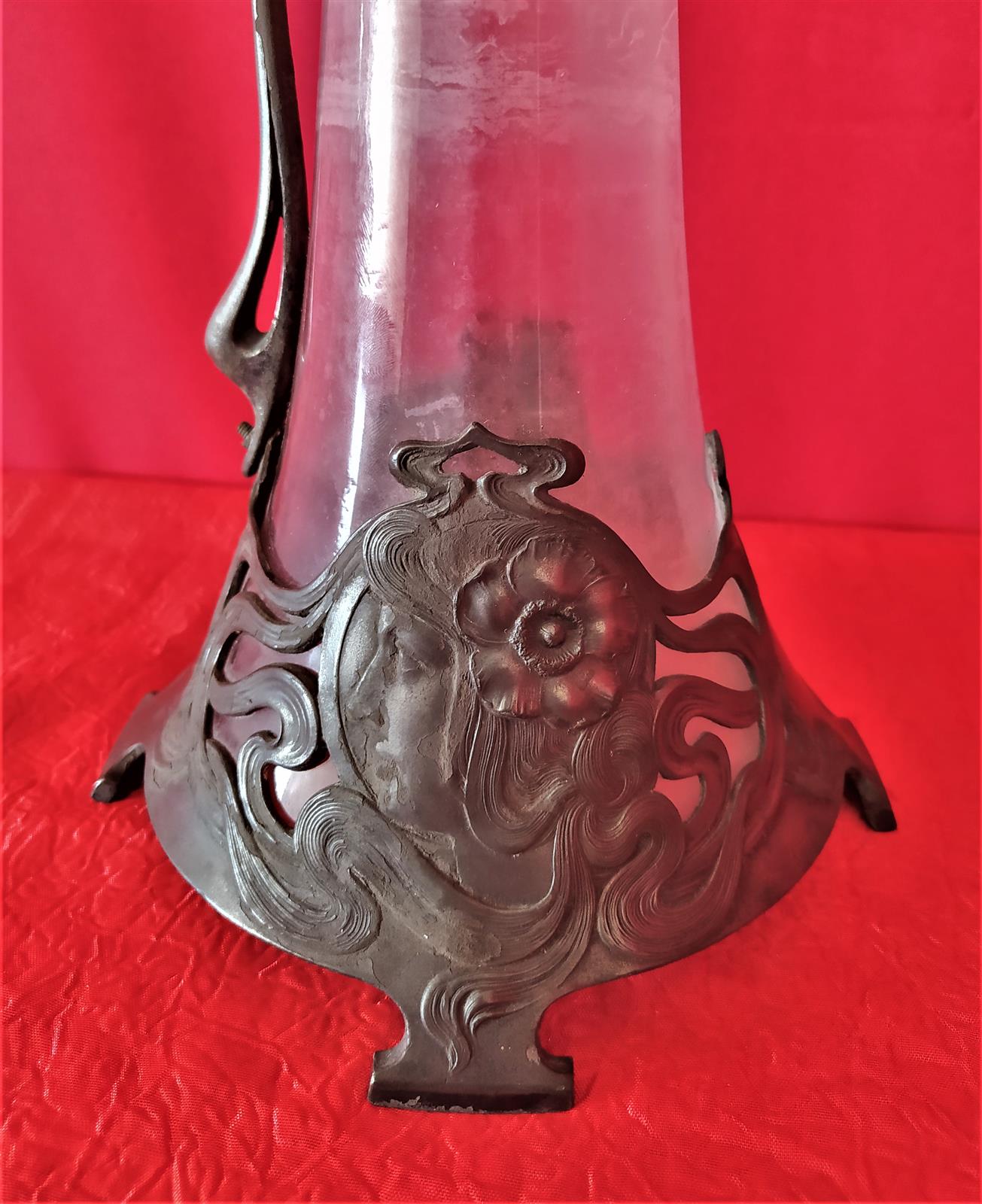 Art Nouveau jug in glass and metal