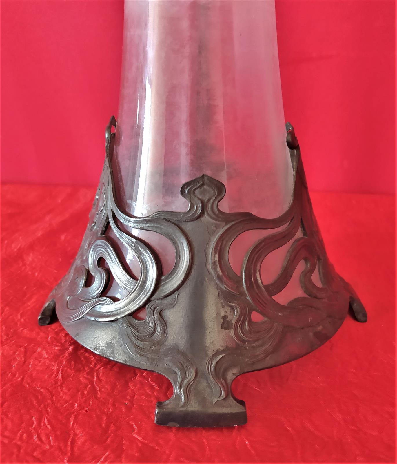 Brocca Art Nouveau in vetro e metallo