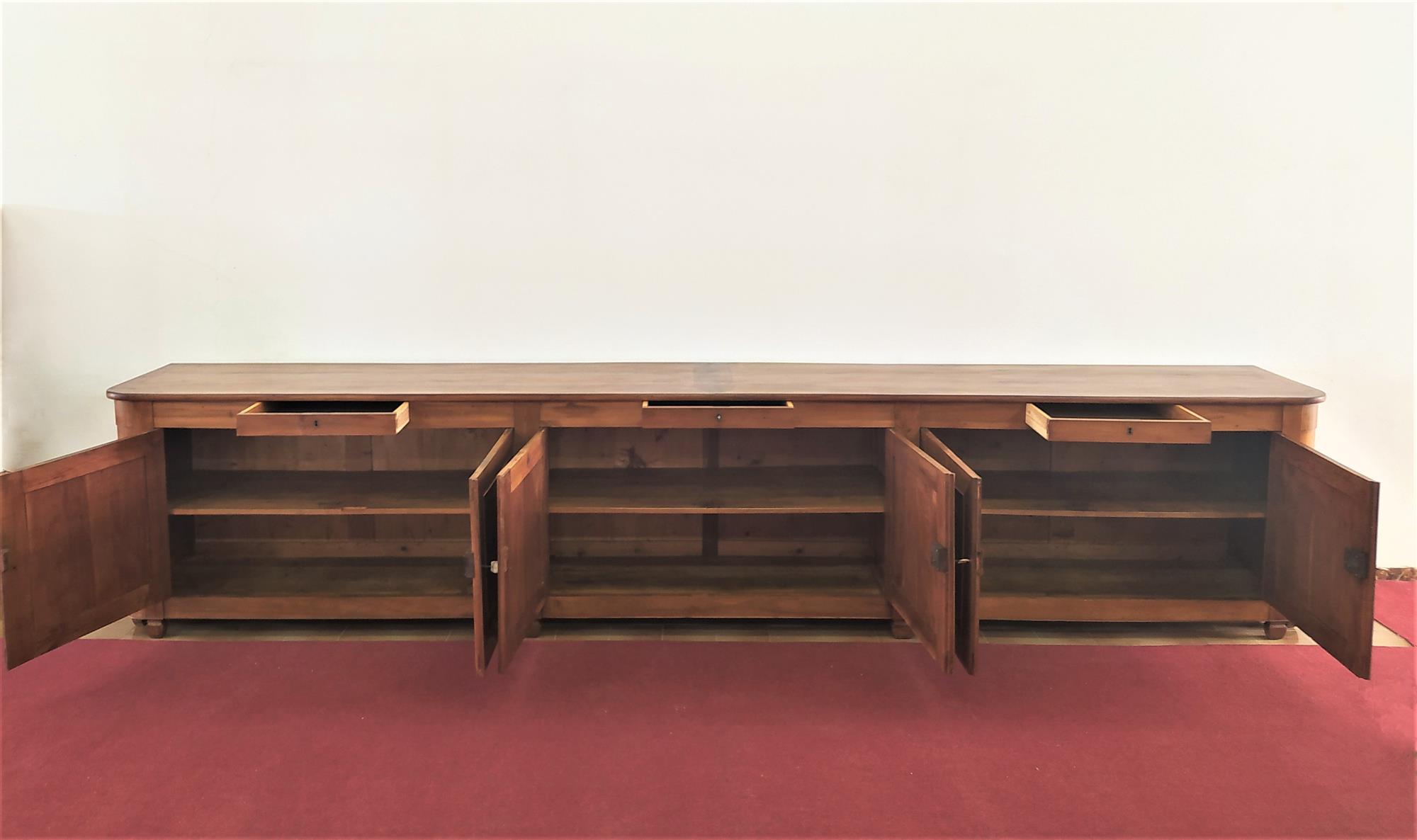 Credenza lunga sei porte