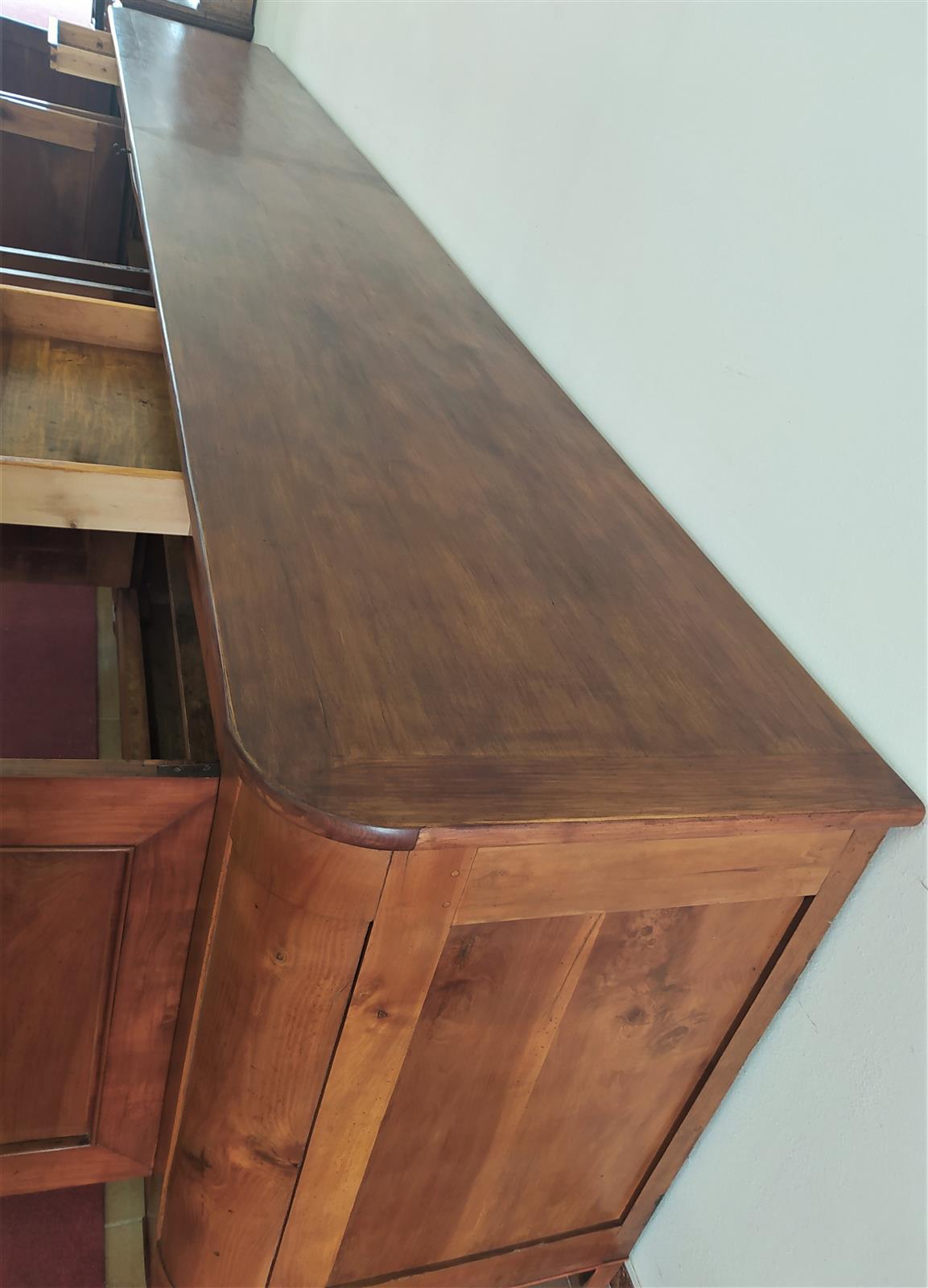 Credenza lunga sei porte