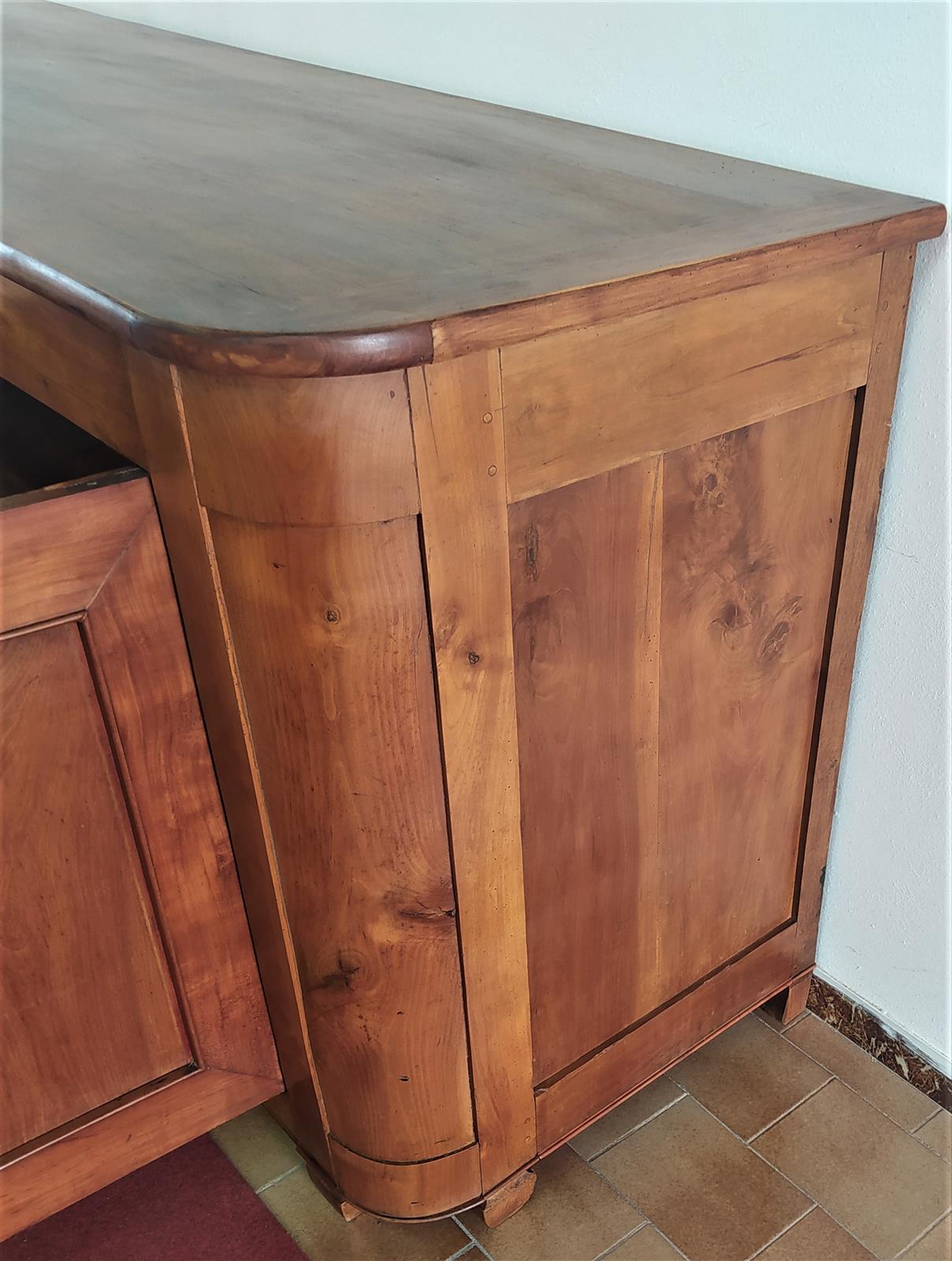 Credenza lunga sei porte