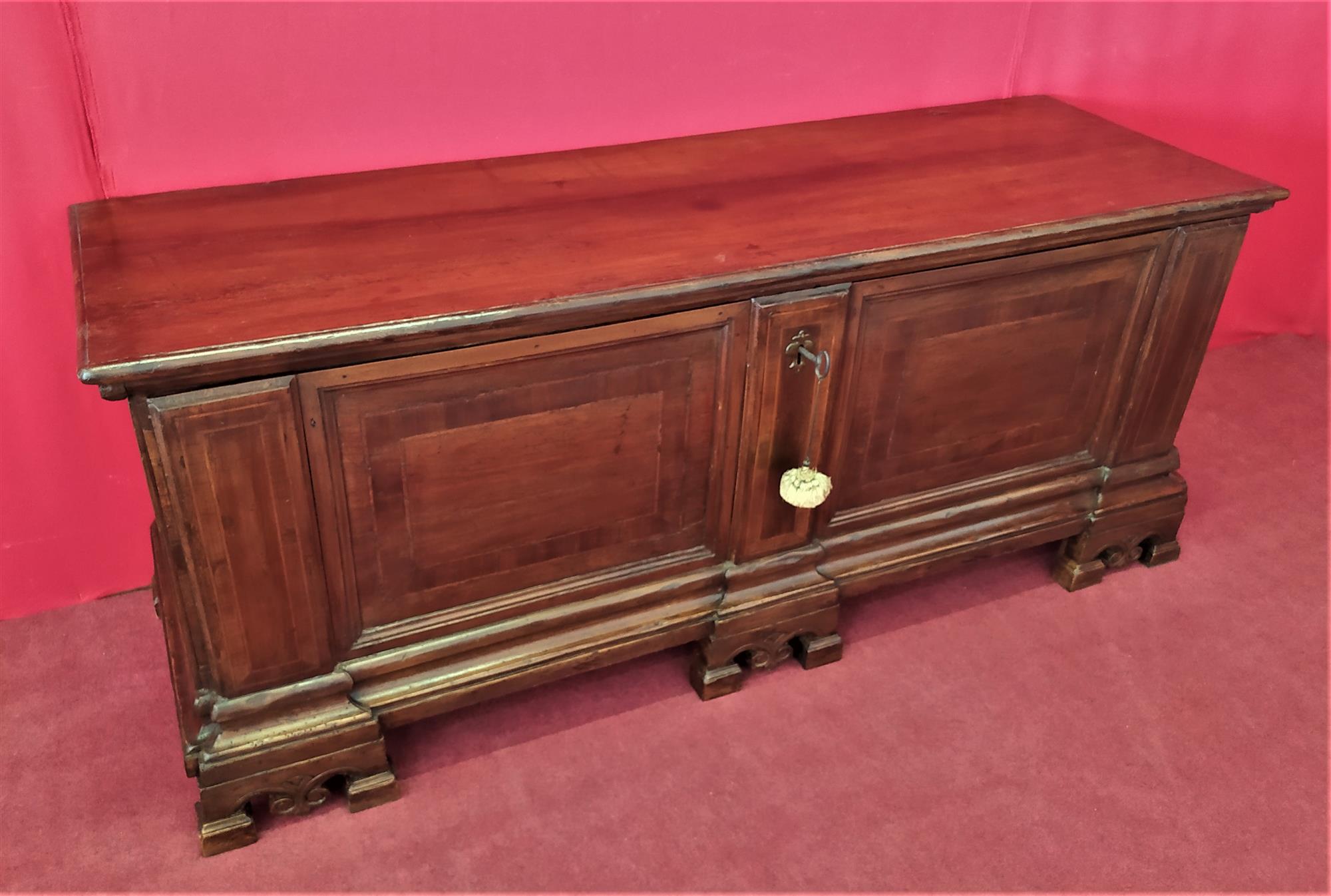 Venetian chest in walnut