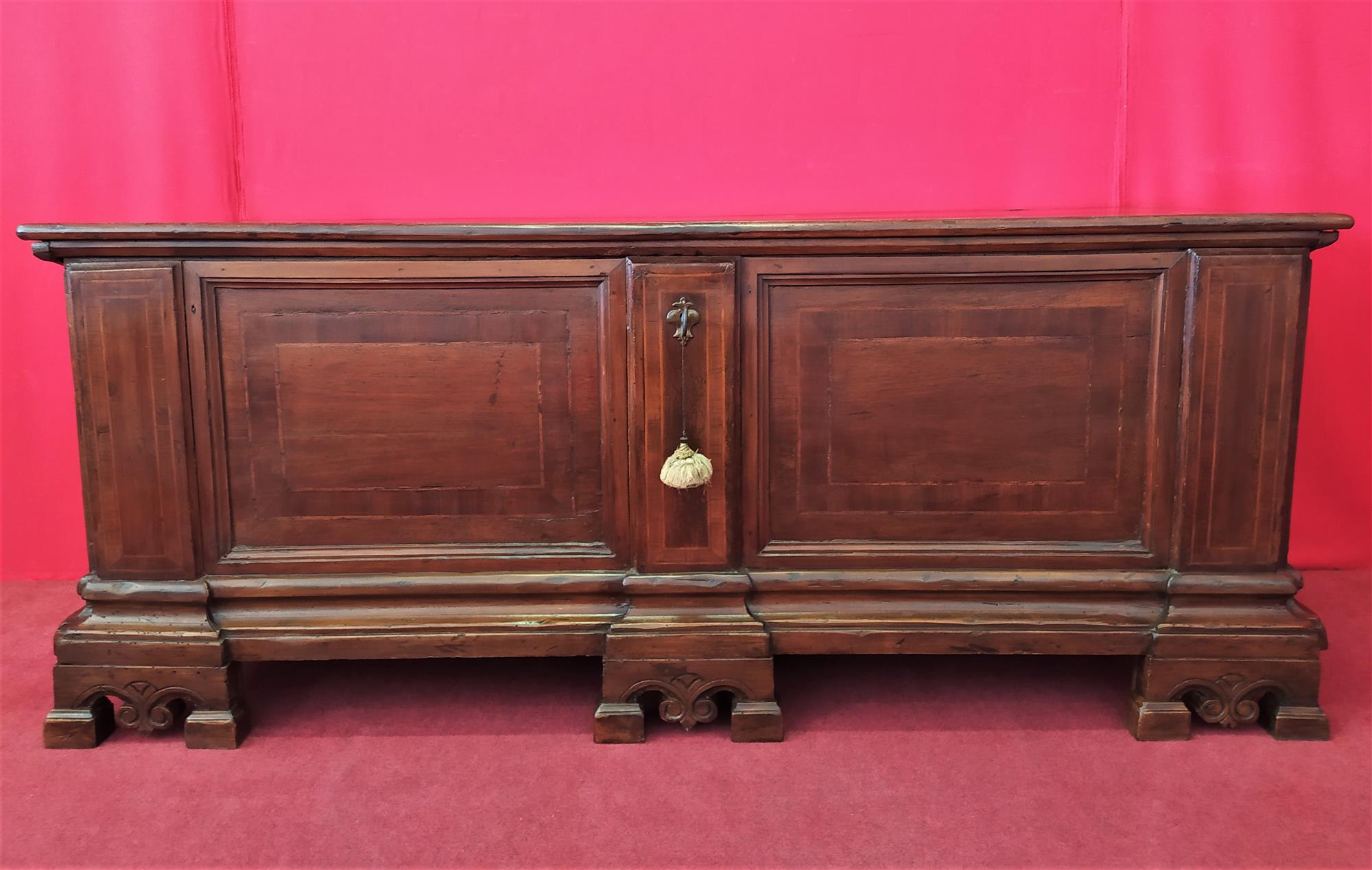 Venetian chest in walnut