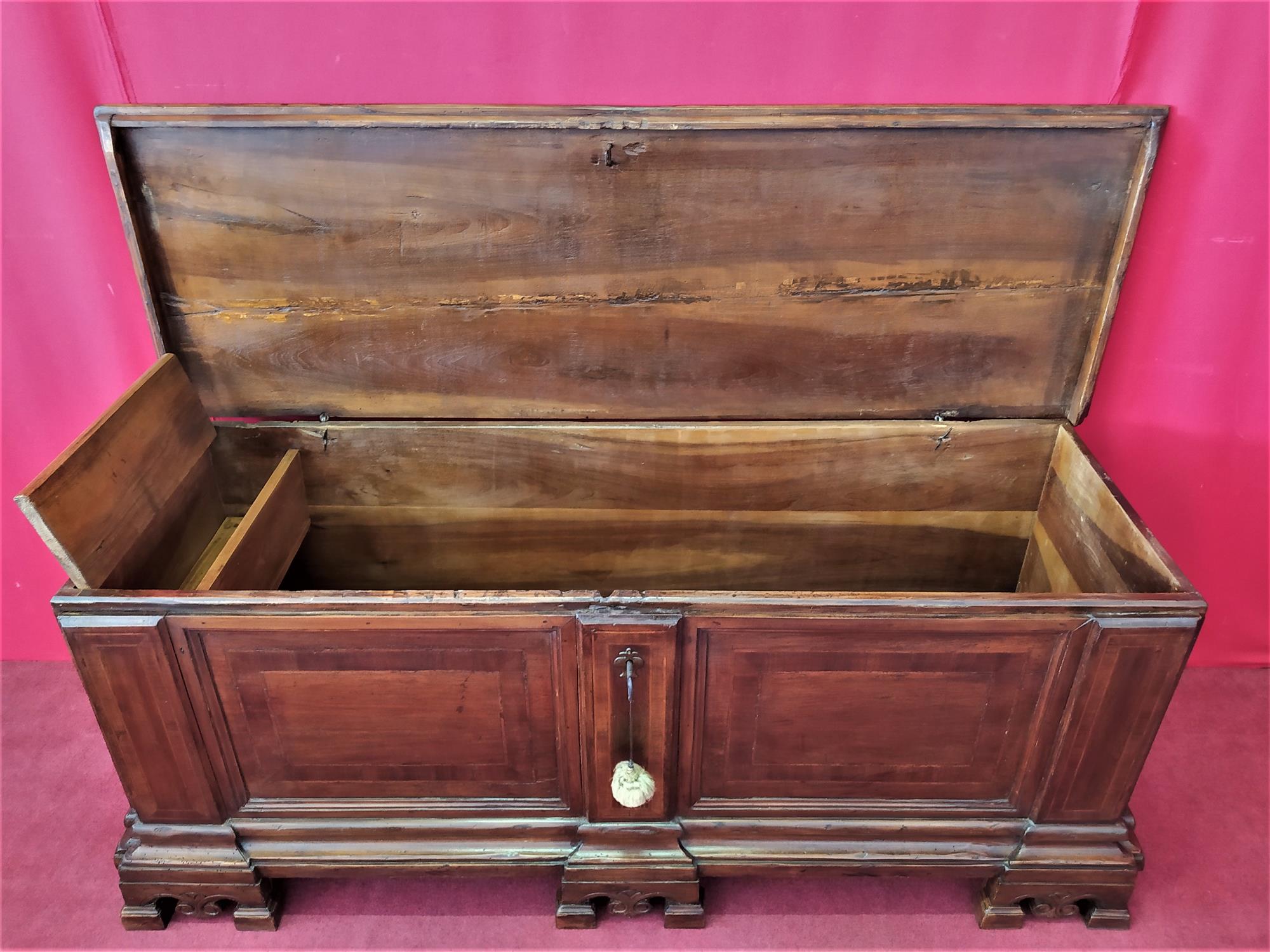 Venetian chest in walnut