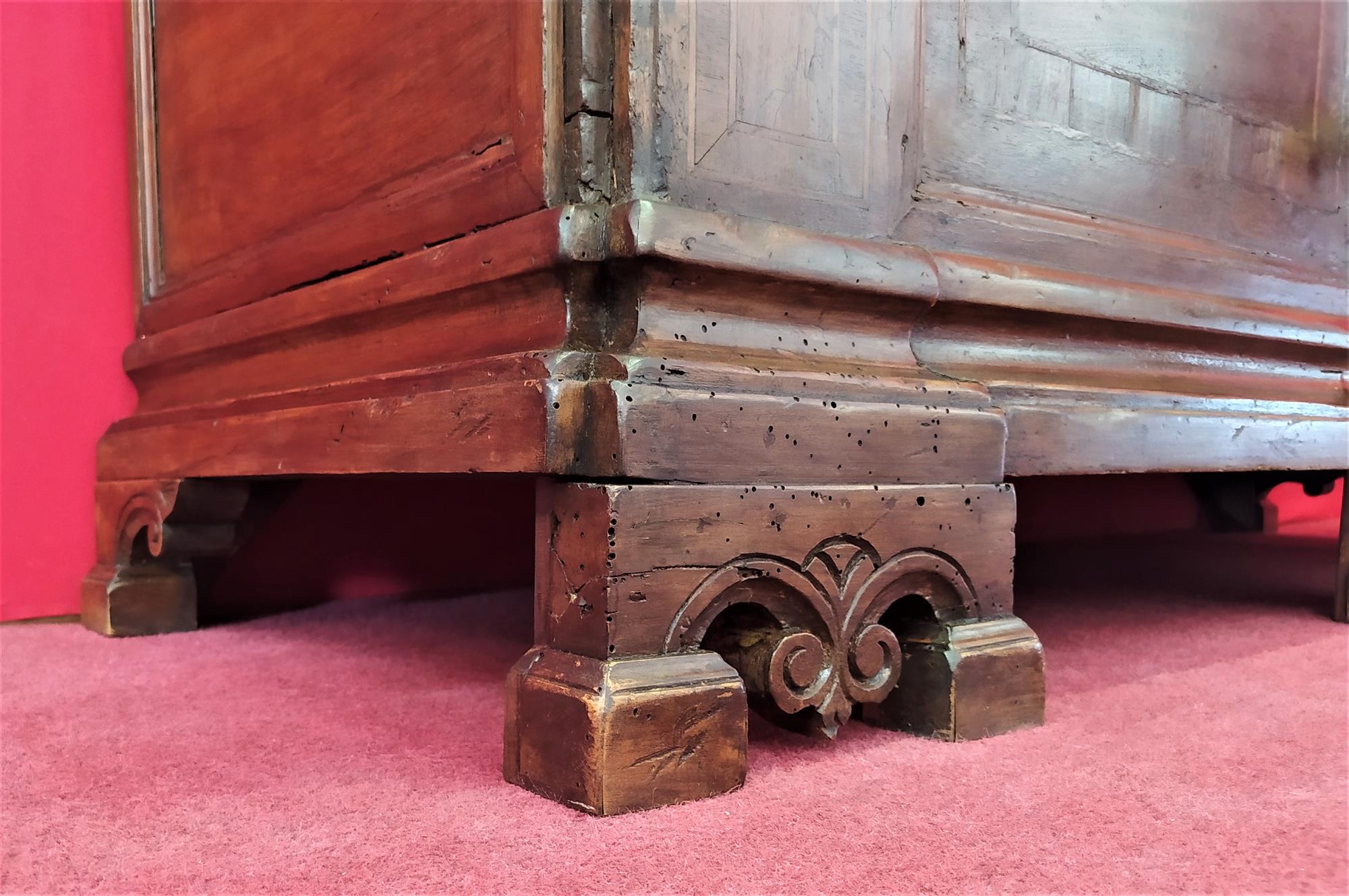 Venetian chest in walnut