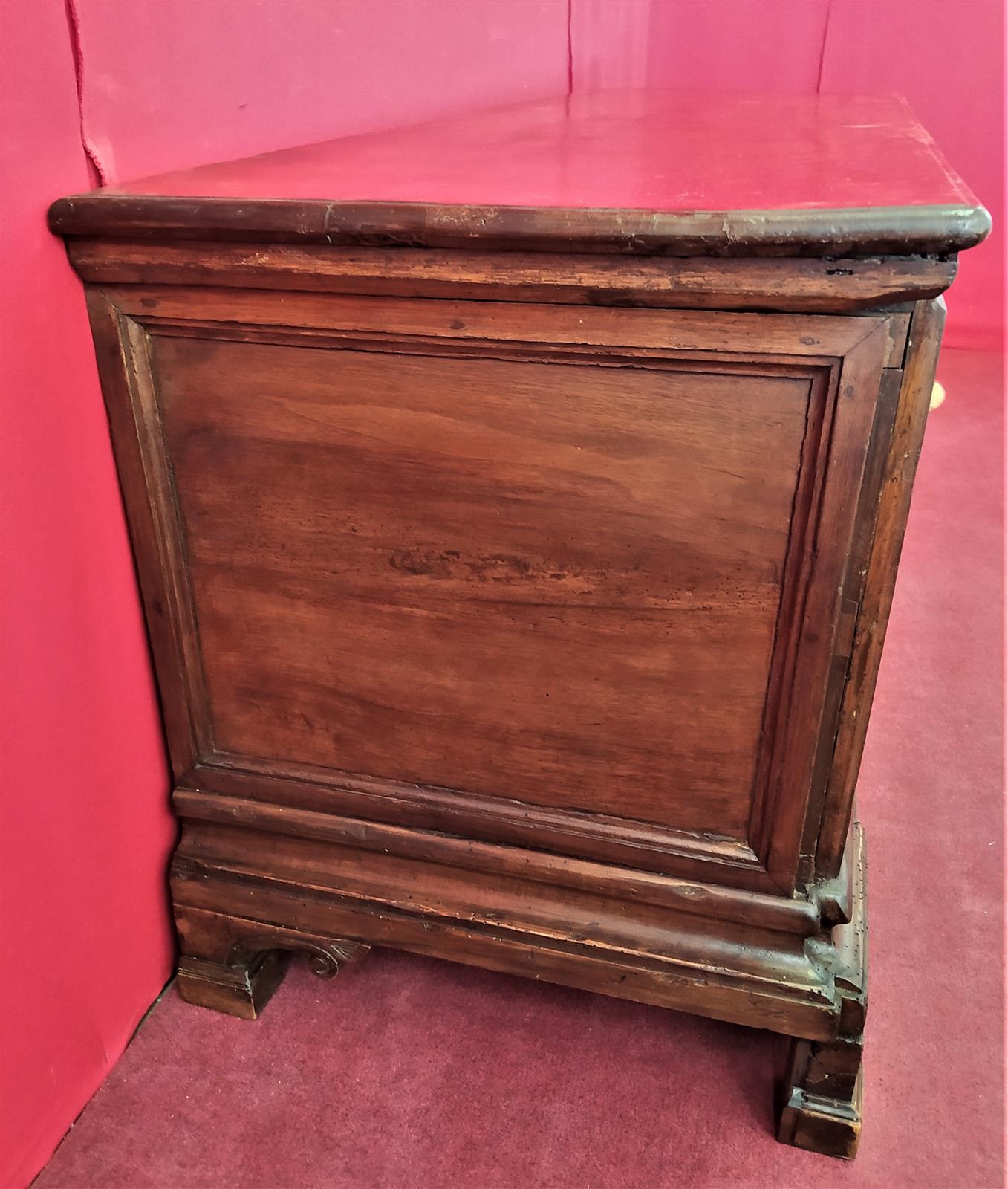 Venetian chest in walnut