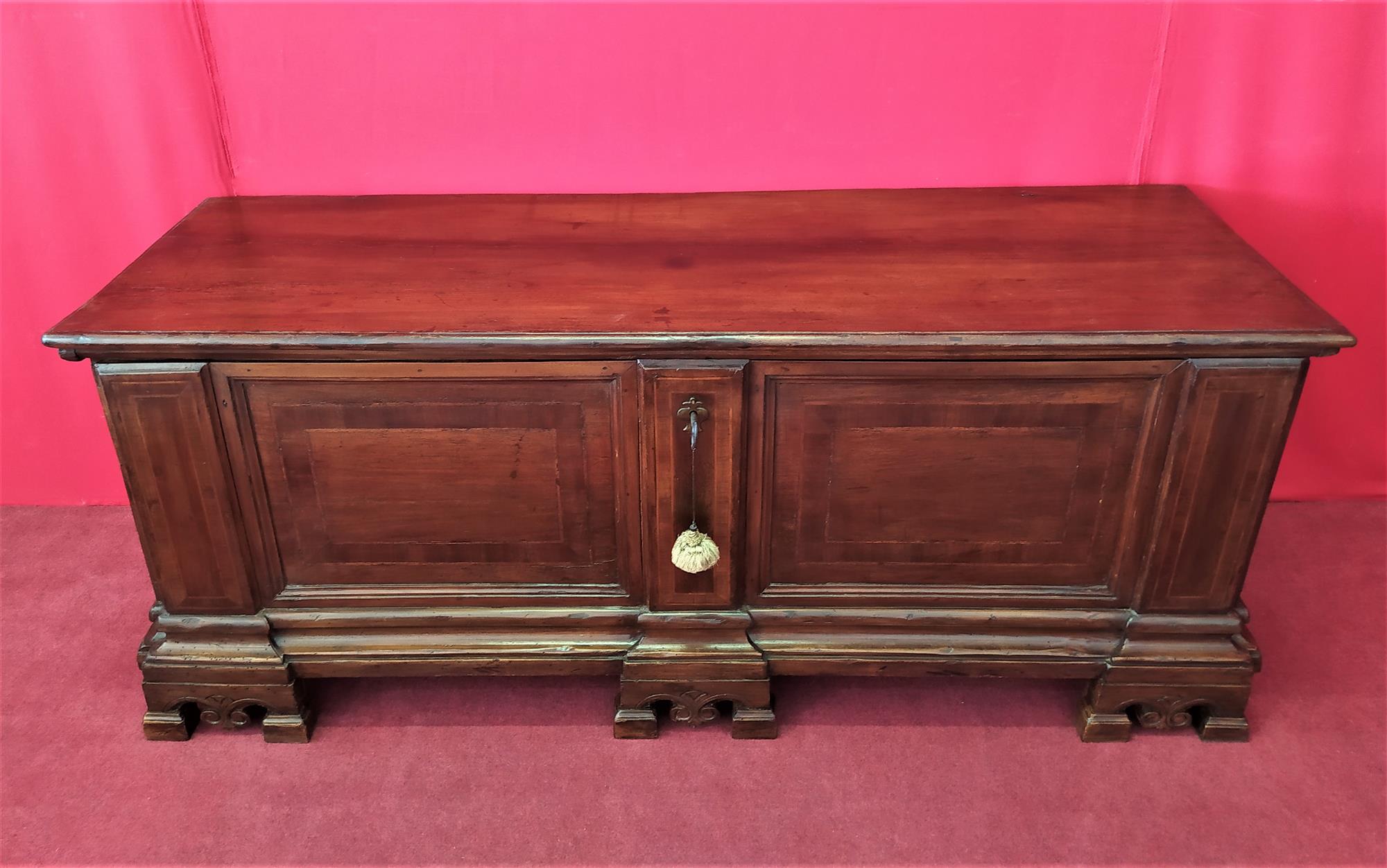 Venetian chest in walnut