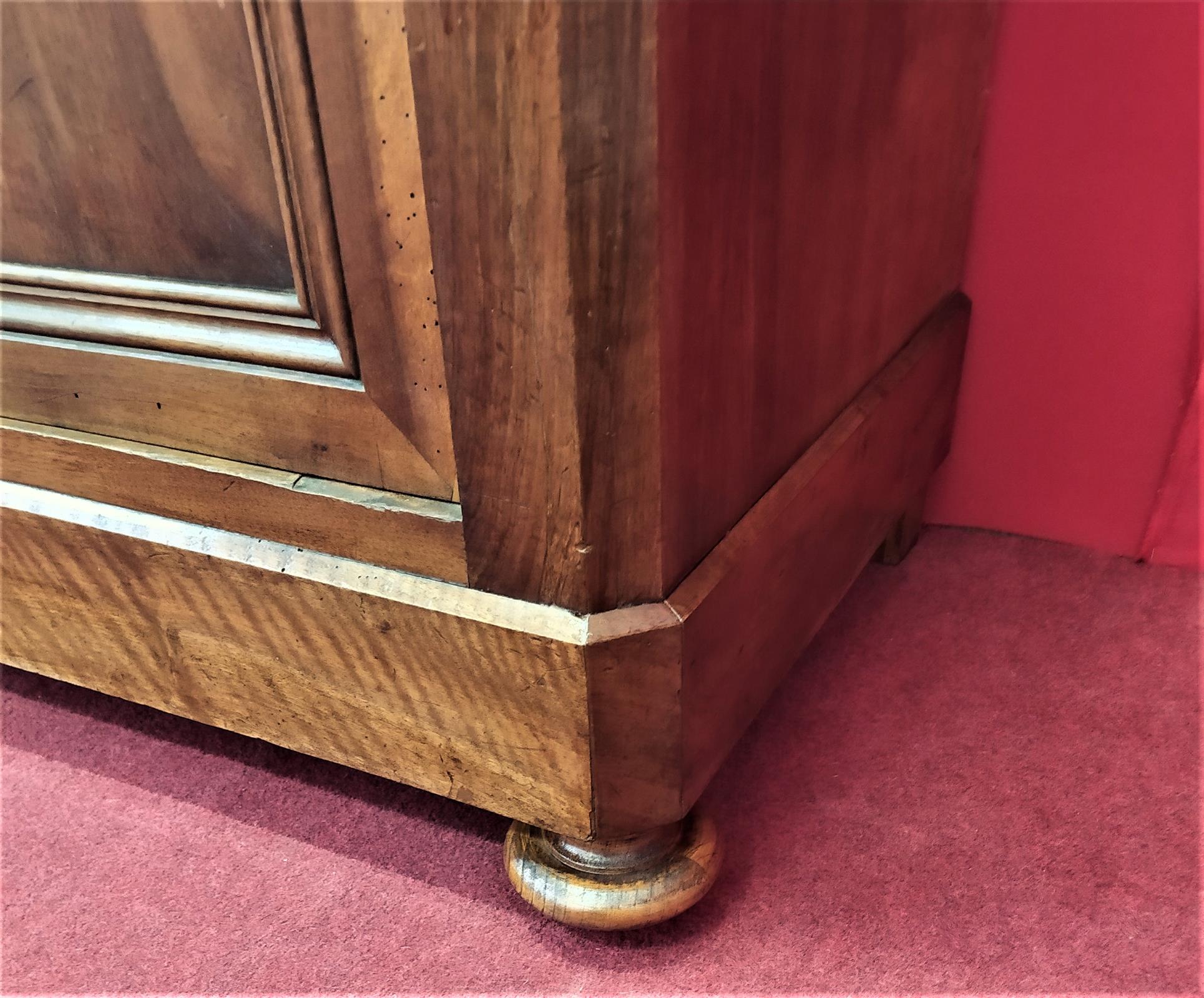 Venetian sideboard with two doors and two drawers