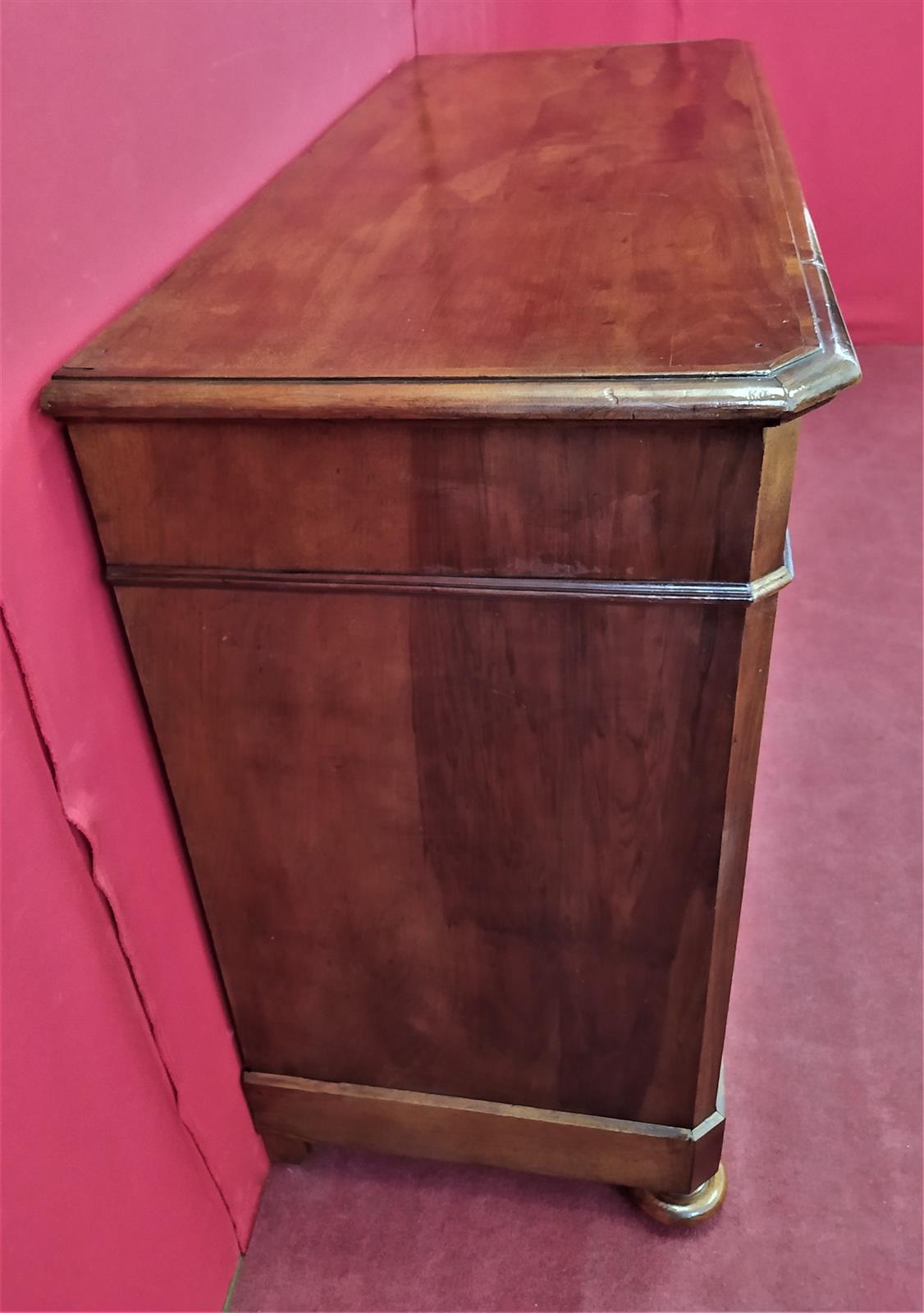 Venetian sideboard with two doors and two drawers