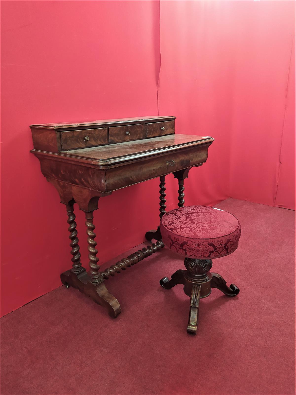 Pianist stool