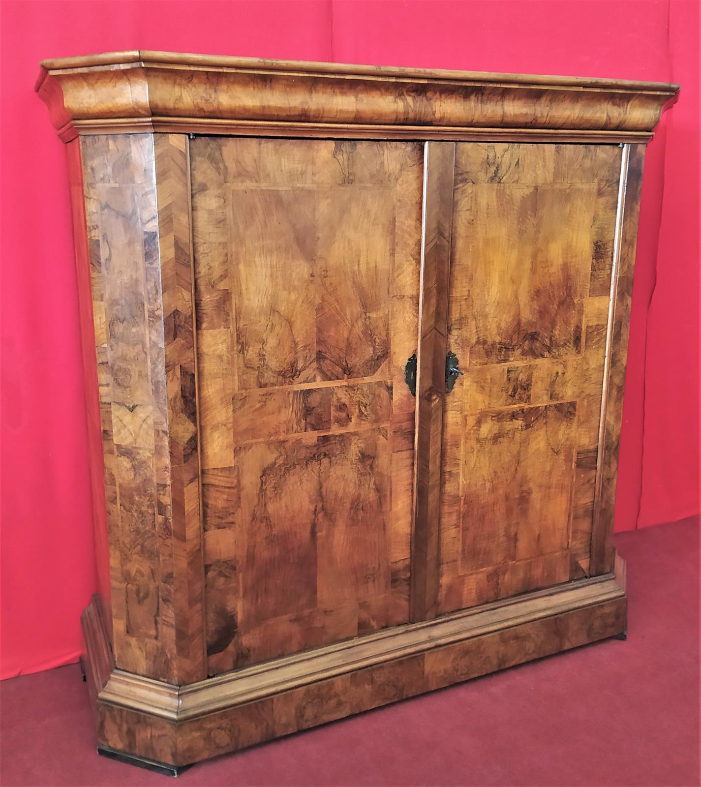 Two-door wardrobe in walnut briar