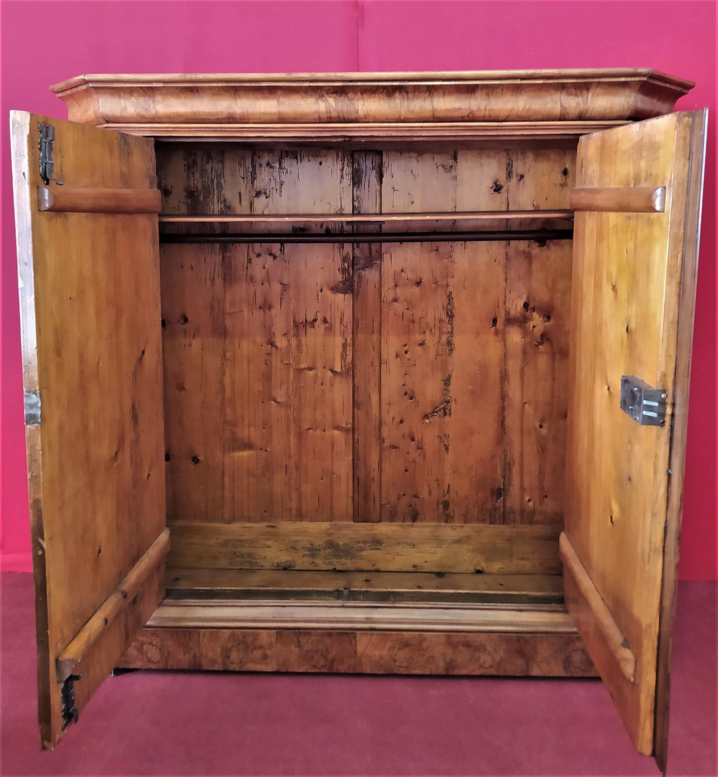 Two-door wardrobe in walnut briar