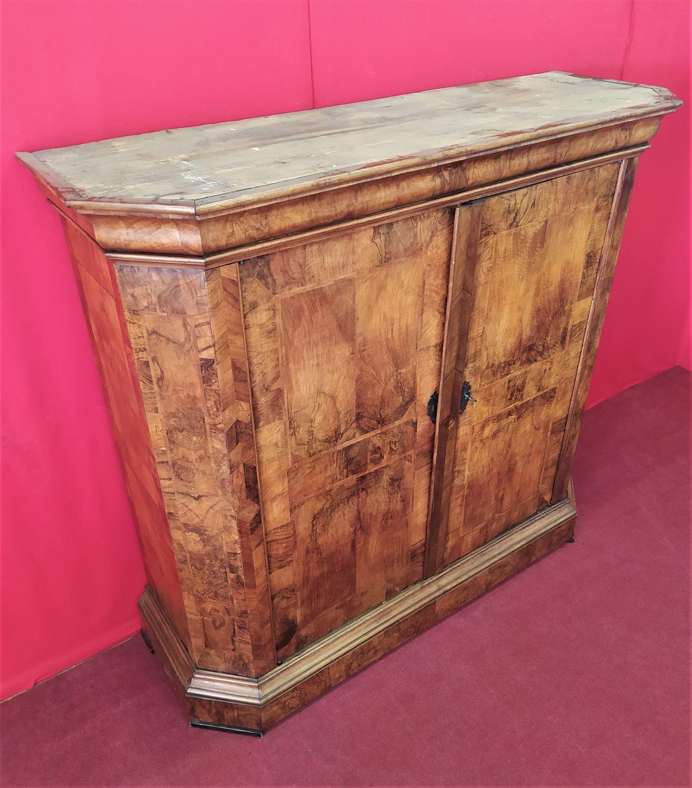 Two-door wardrobe in walnut briar