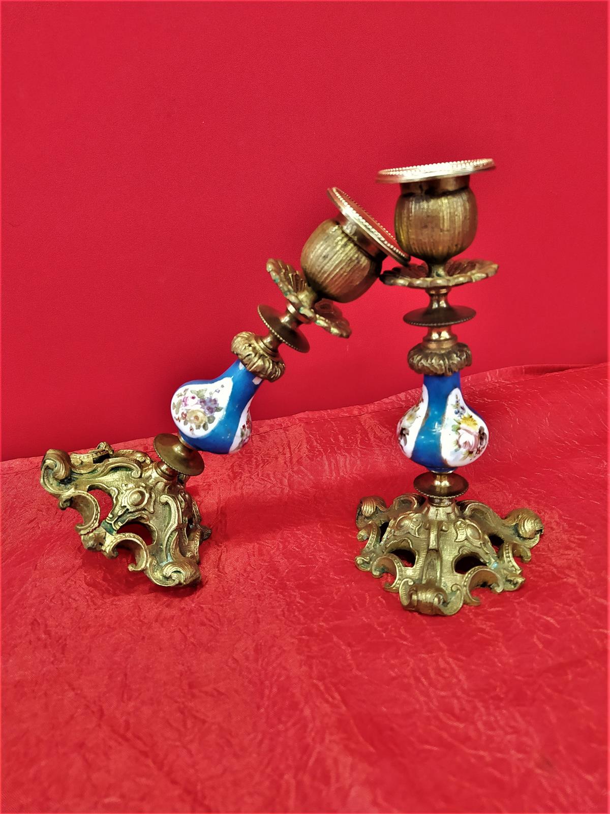 Coppia di piccoli candelieri in bronzo