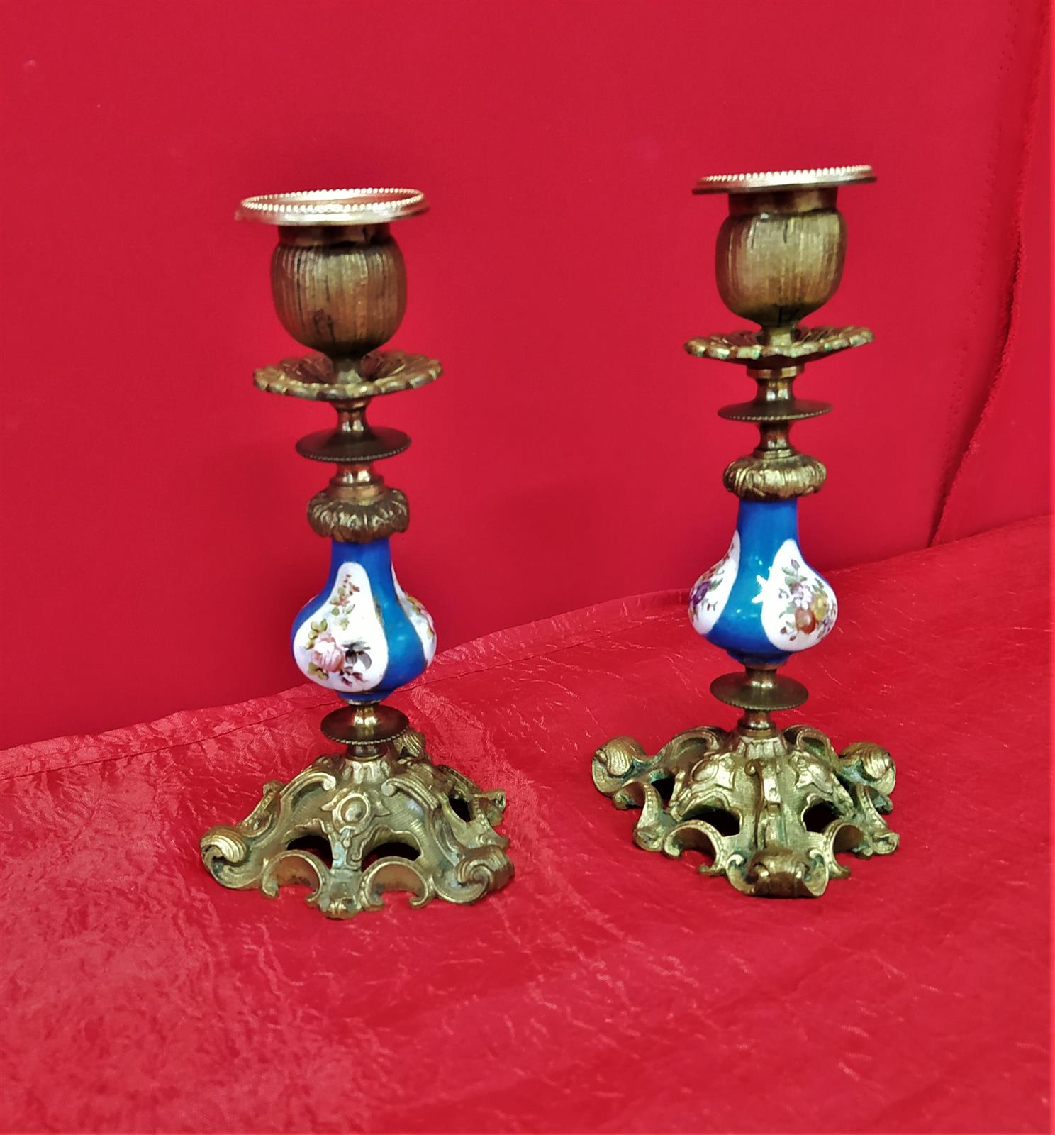 Coppia di piccoli candelieri in bronzo
