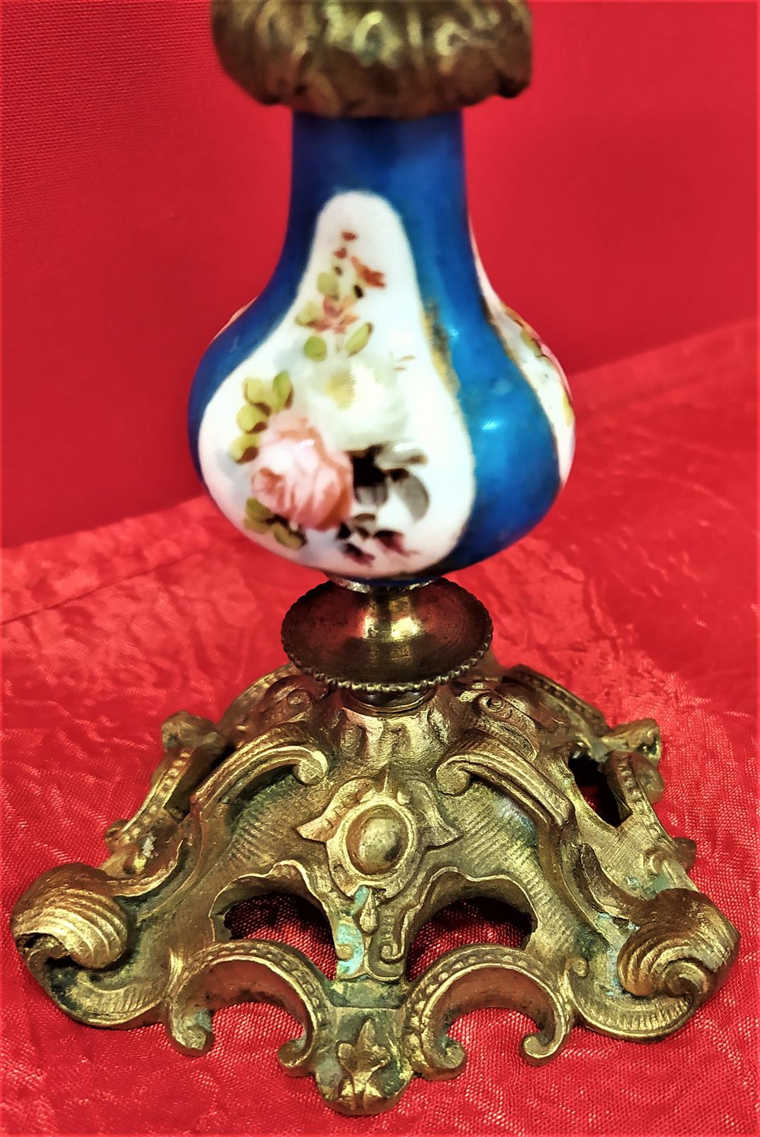 Coppia di piccoli candelieri in bronzo