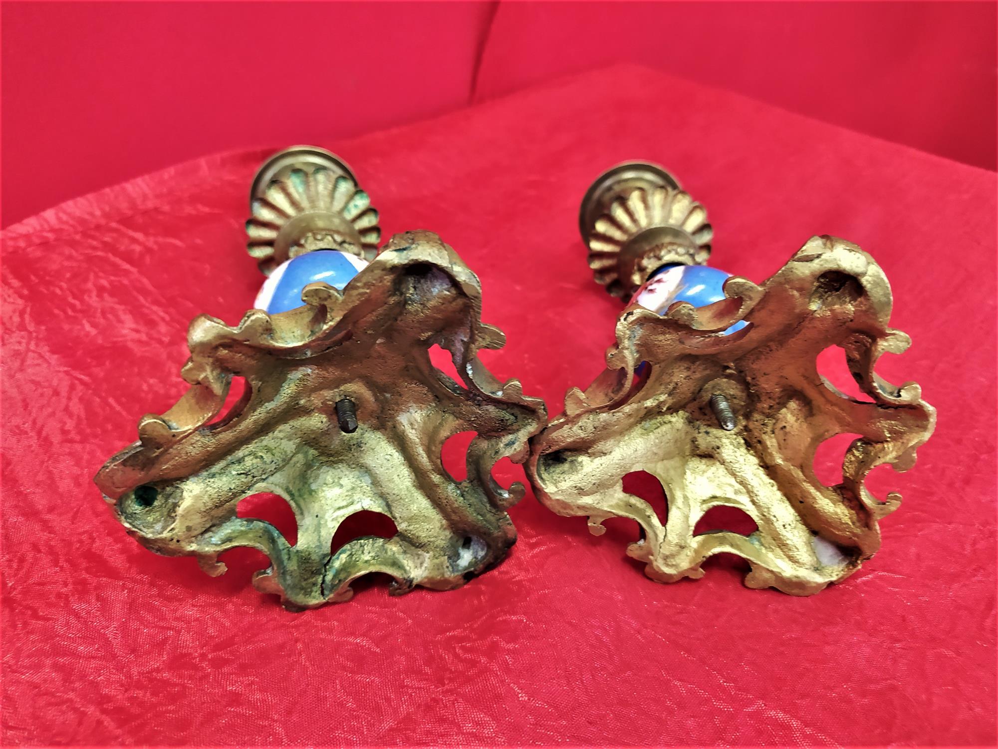 Coppia di piccoli candelieri in bronzo
