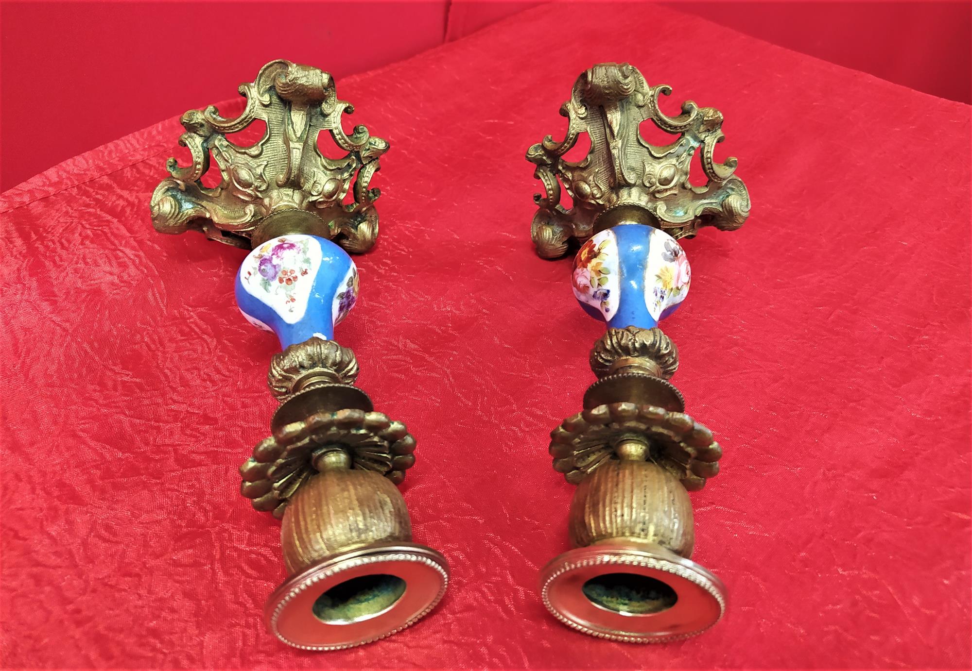 Coppia di piccoli candelieri in bronzo