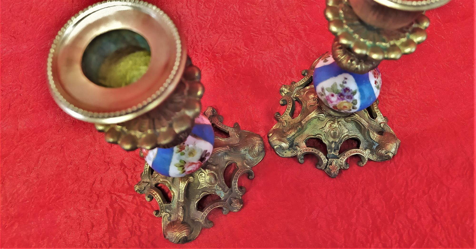 Coppia di piccoli candelieri in bronzo