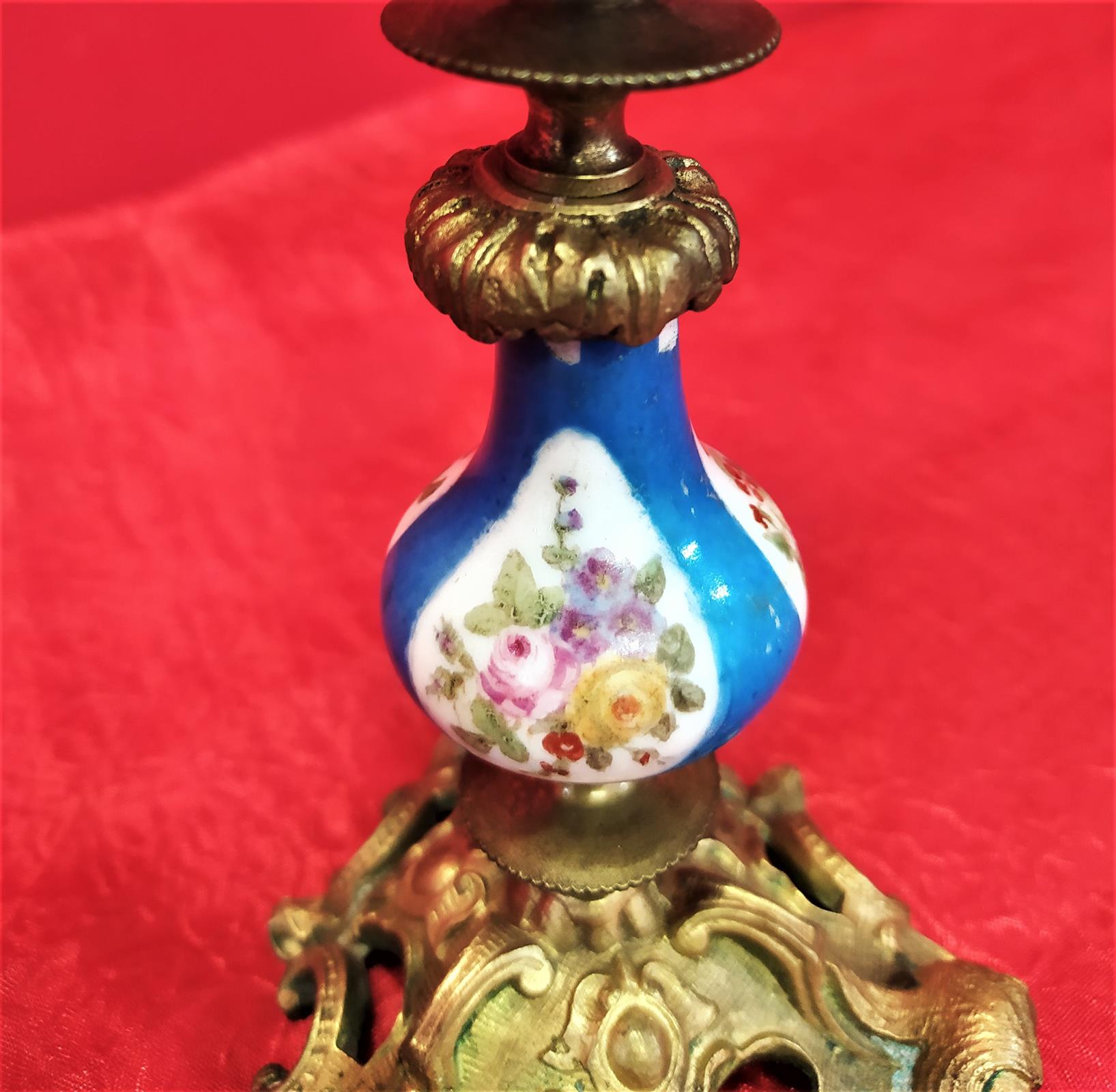 Coppia di piccoli candelieri in bronzo