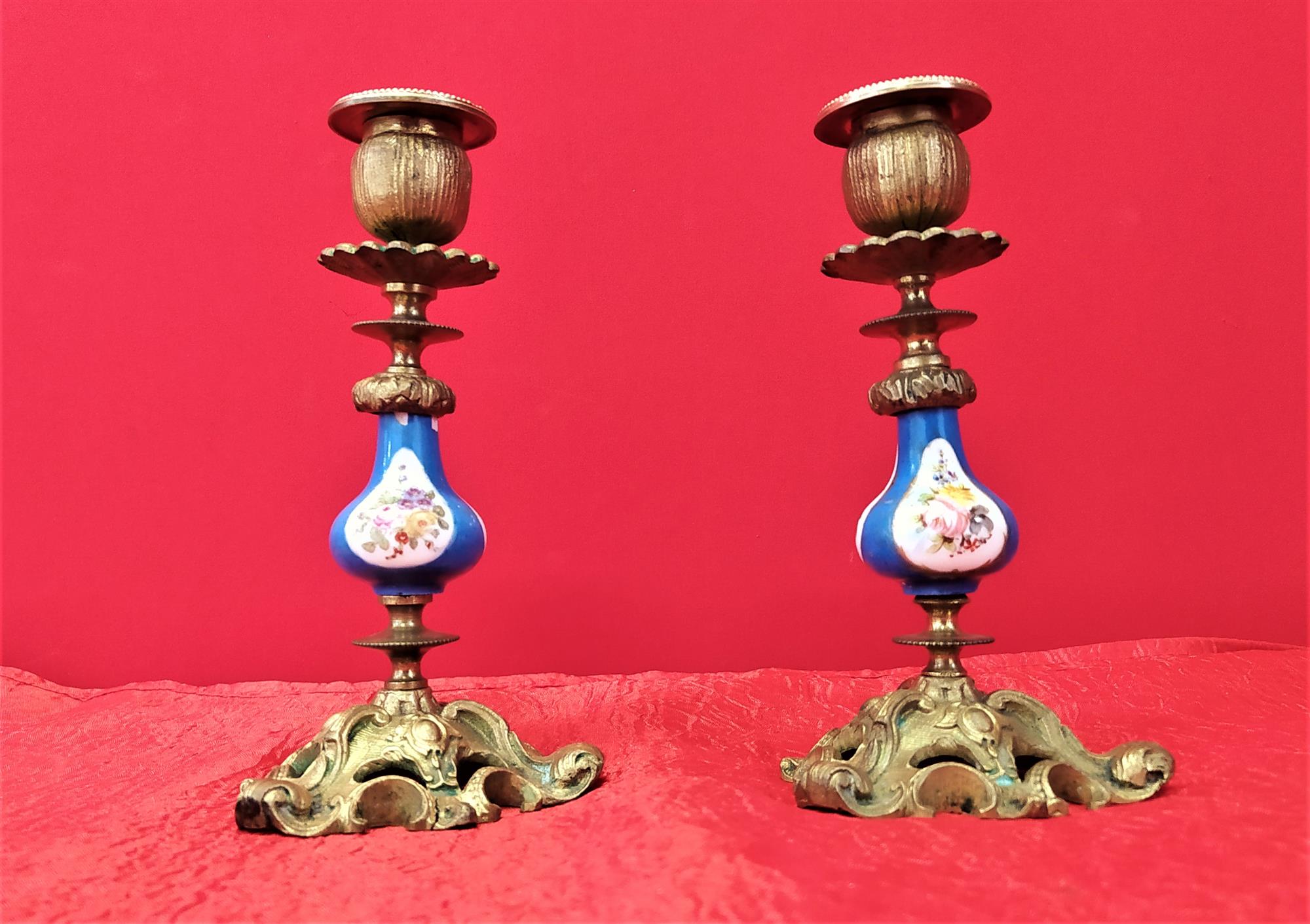 Coppia di piccoli candelieri in bronzo