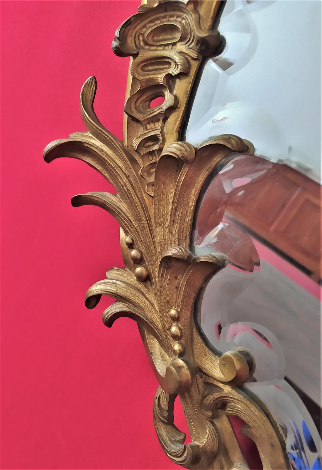 Piccola specchiera in bronzo dorato
