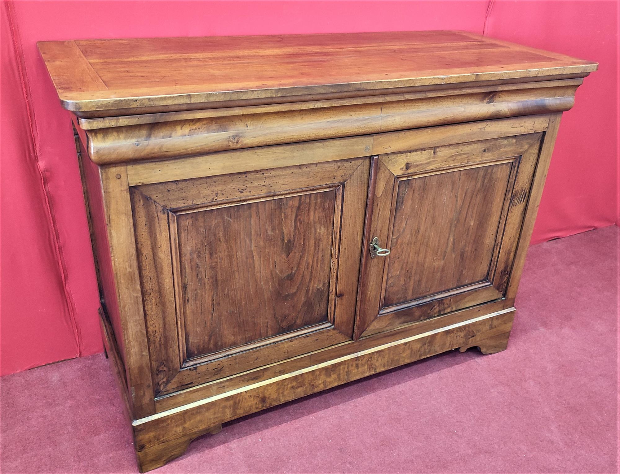 Credenza in Noce con pannelli in Olmo