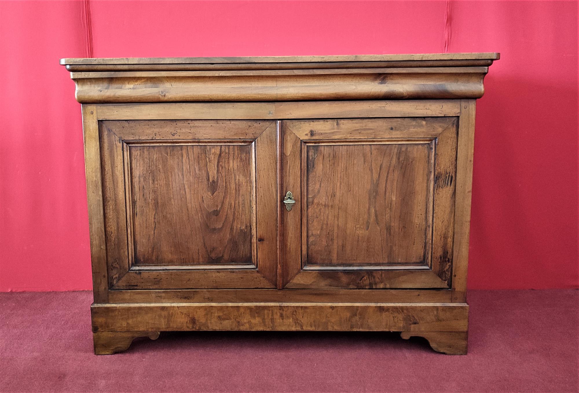 Credenza in Noce con pannelli in Olmo