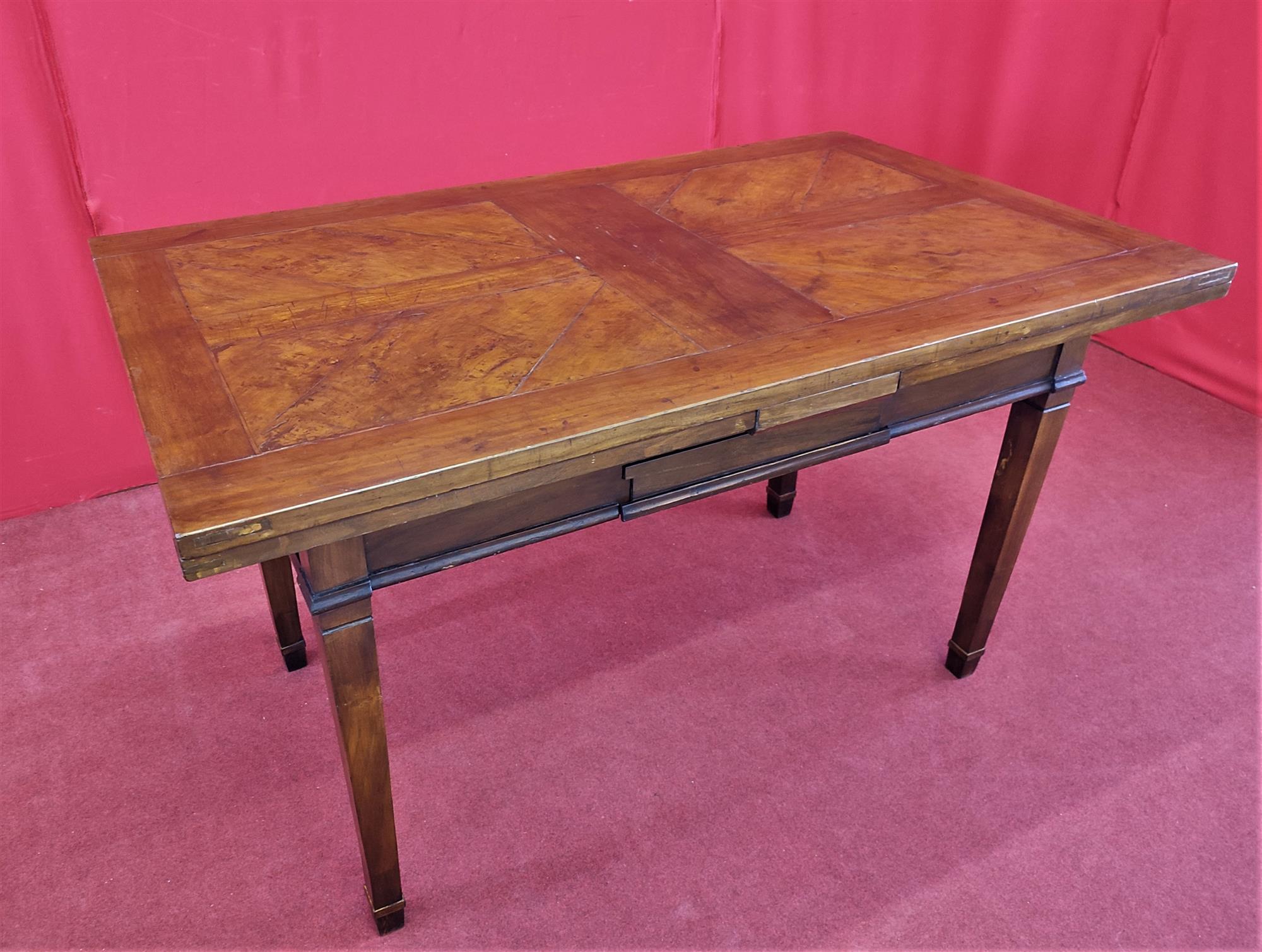 Extendable table in walnut