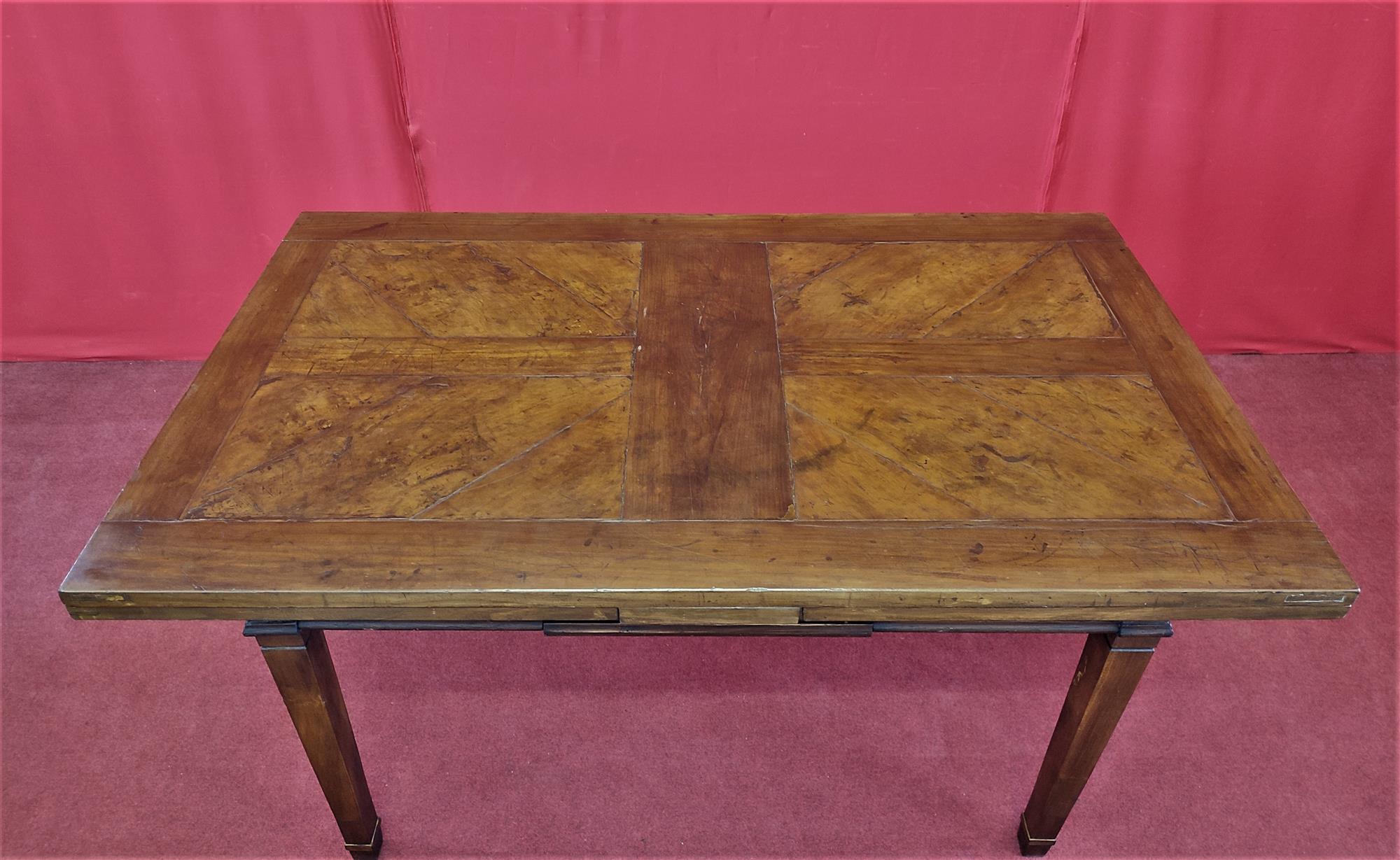 Extendable table in walnut