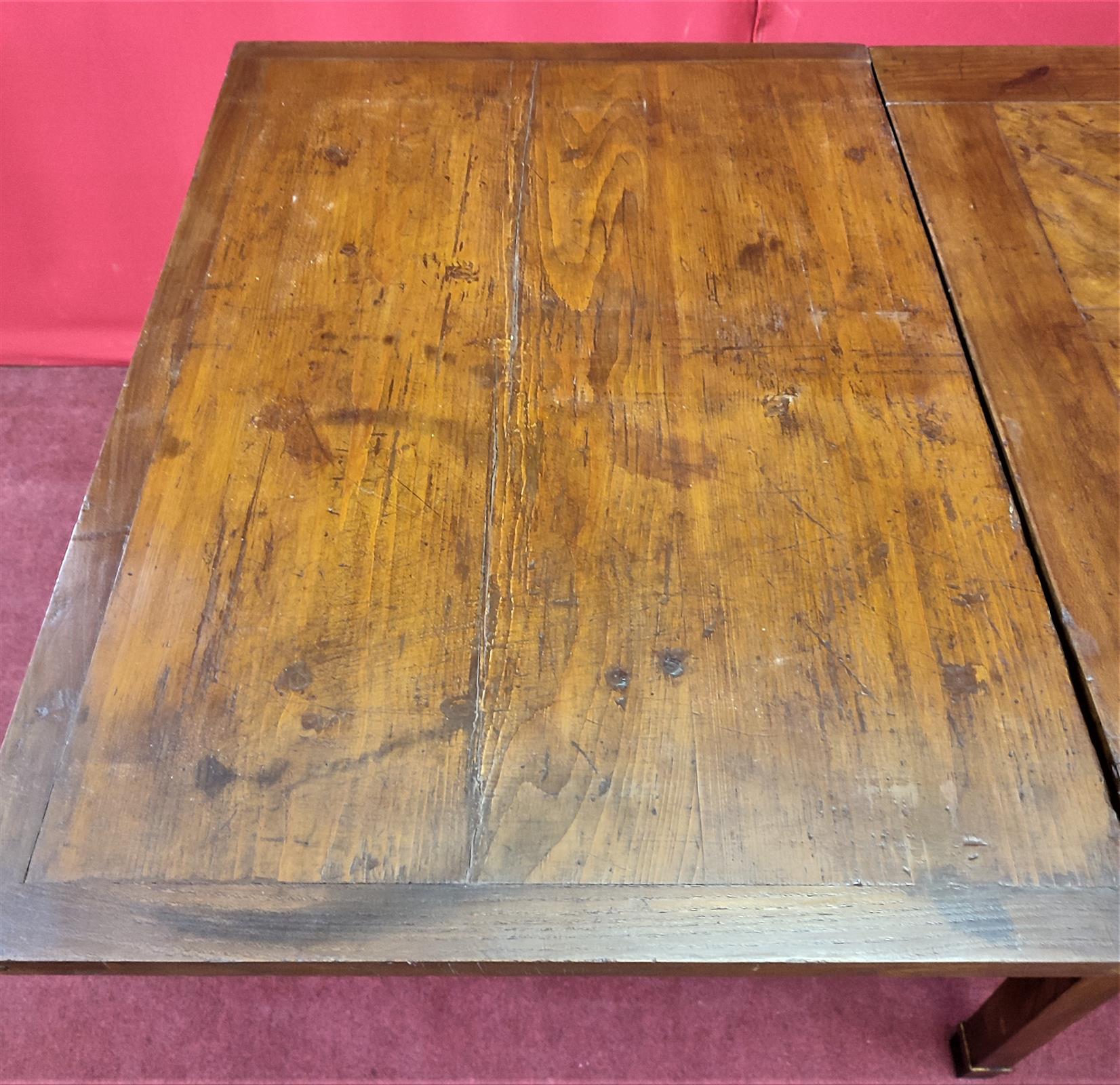 Extendable table in walnut