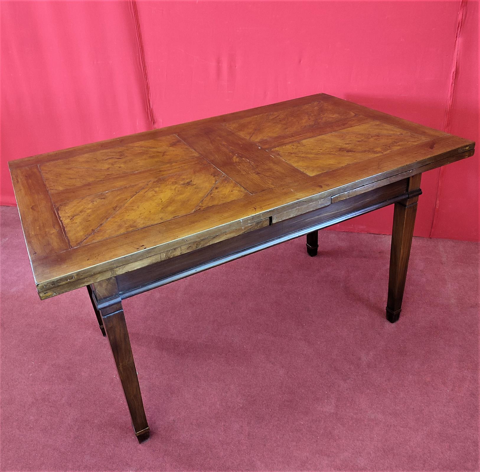 Extendable table in walnut