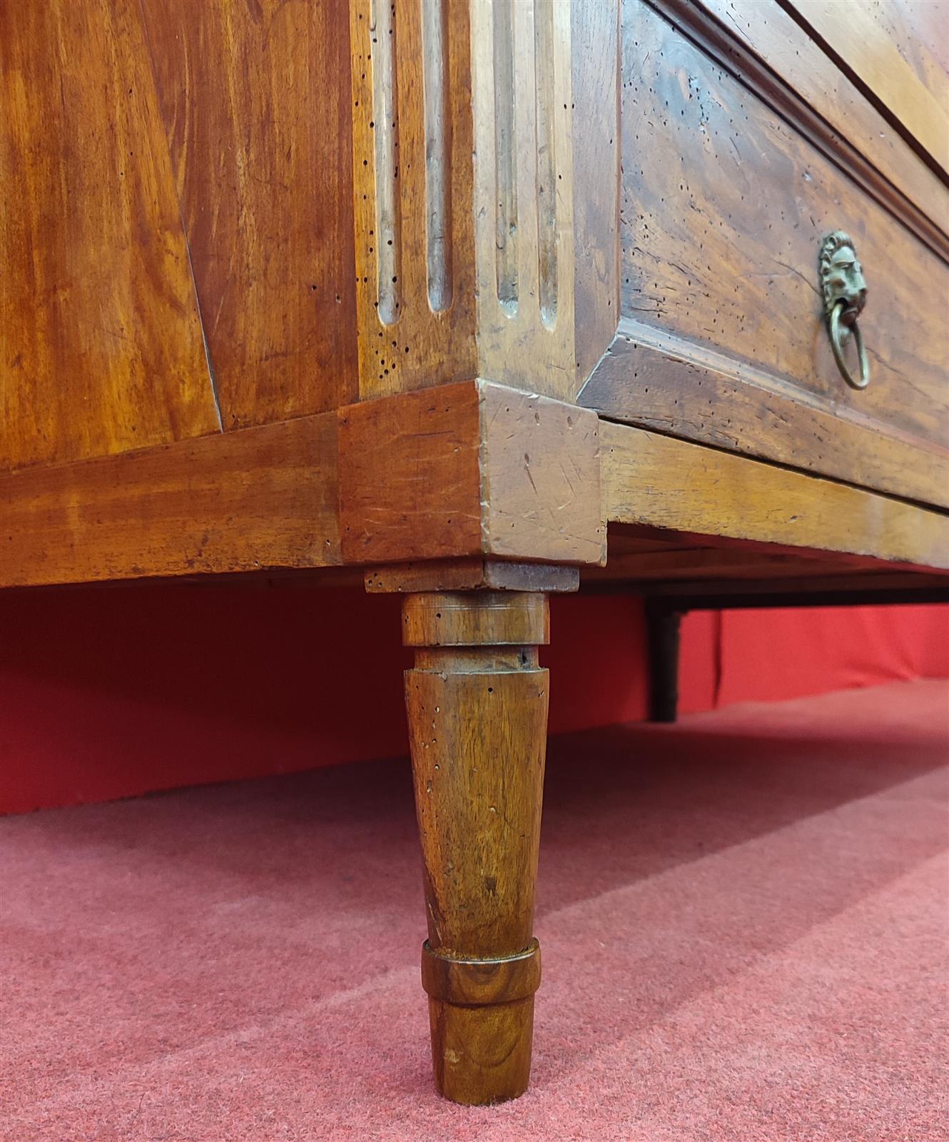 Louis XVI chest of drawers with turned leg