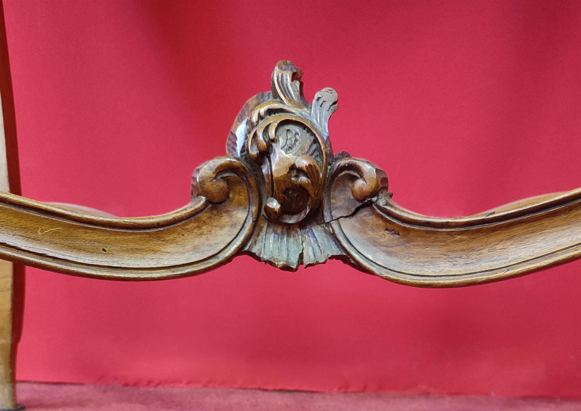 Piccolo tavolino veneziano intagliato