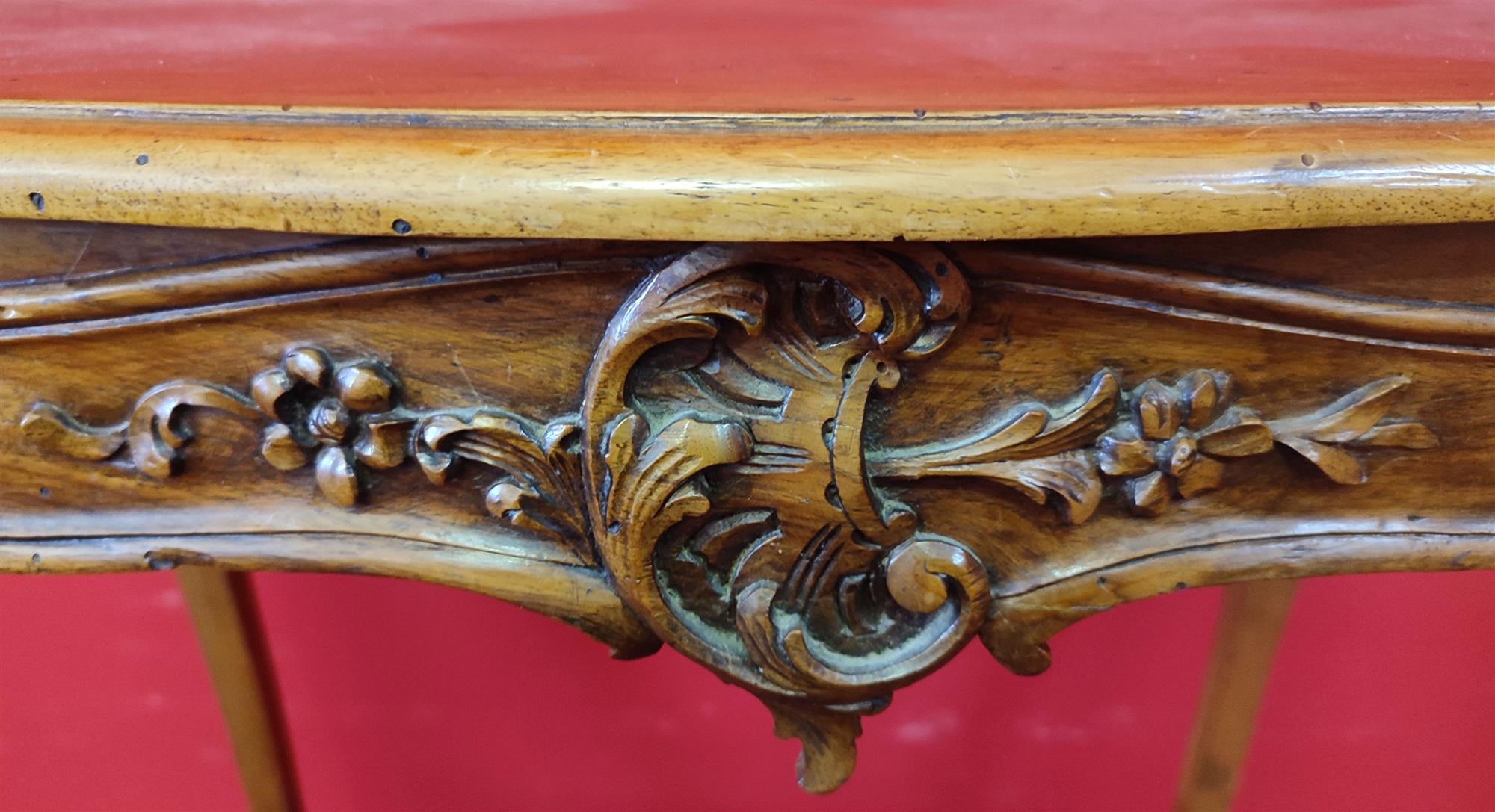 Piccolo tavolino veneziano intagliato