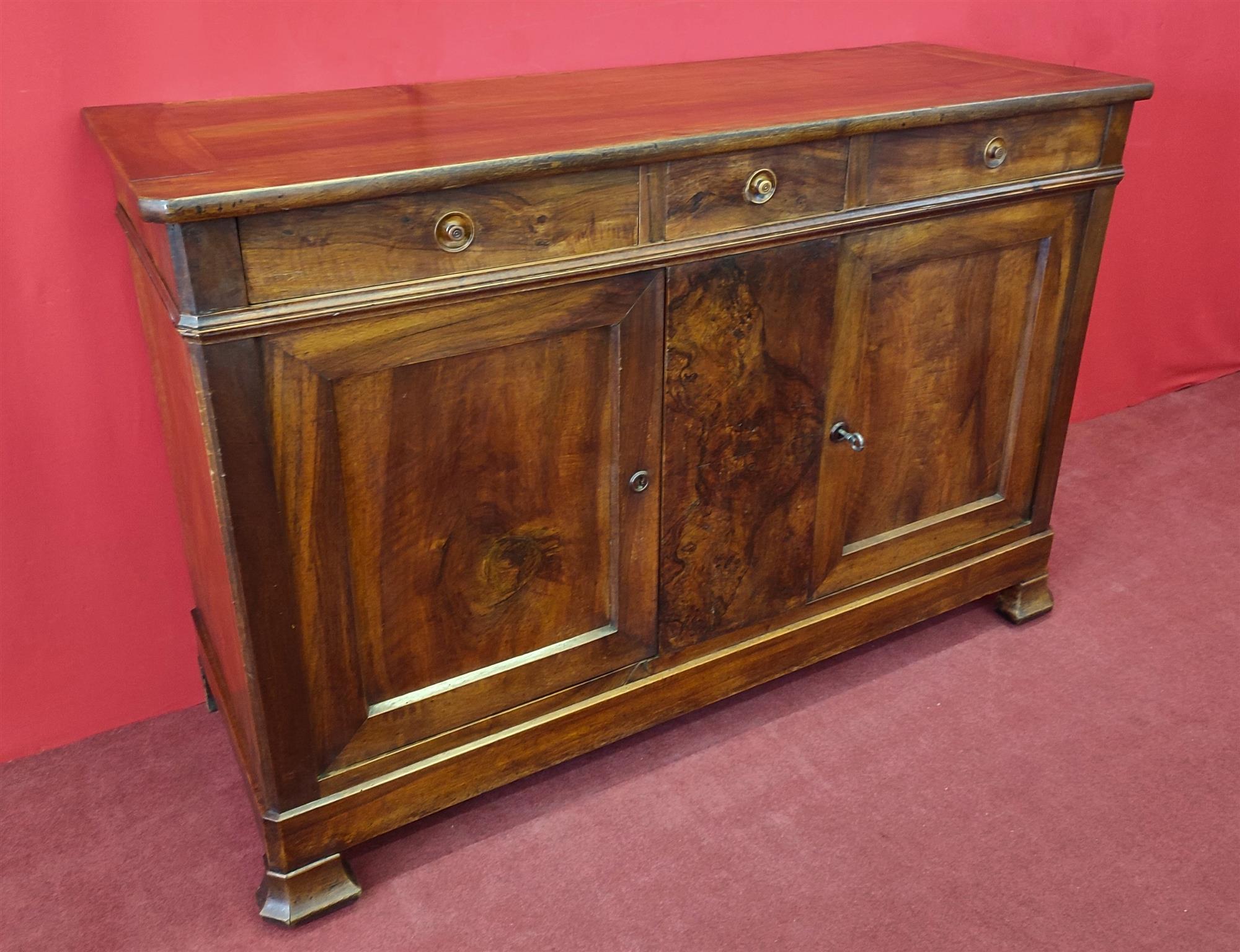 Credenza due porte tre cassetti