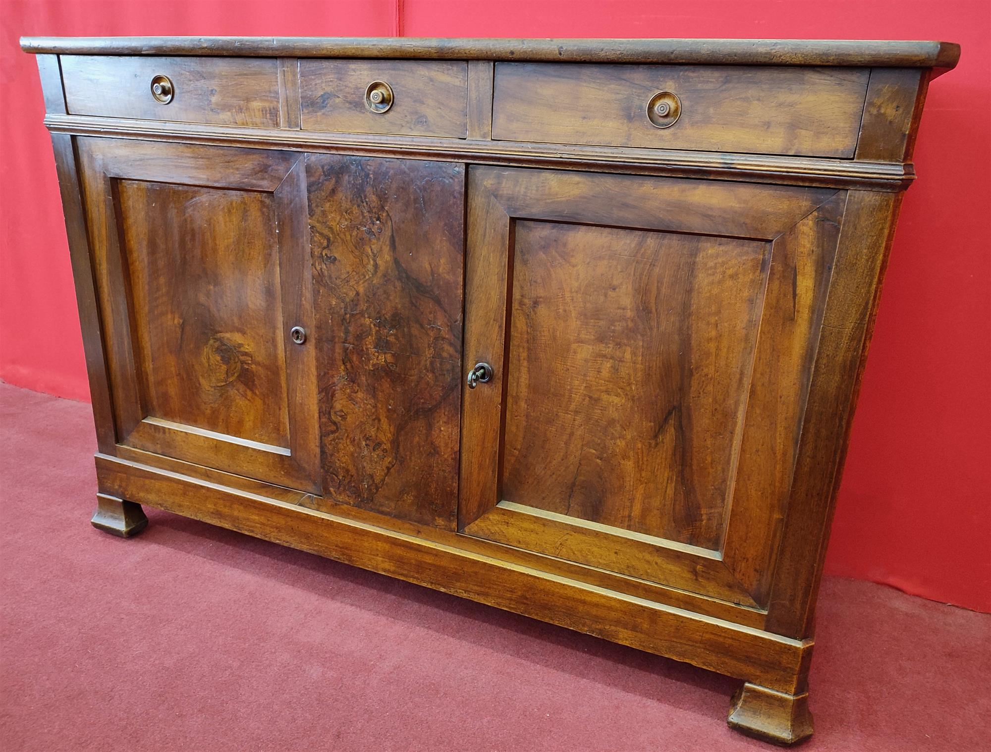 Credenza due porte tre cassetti